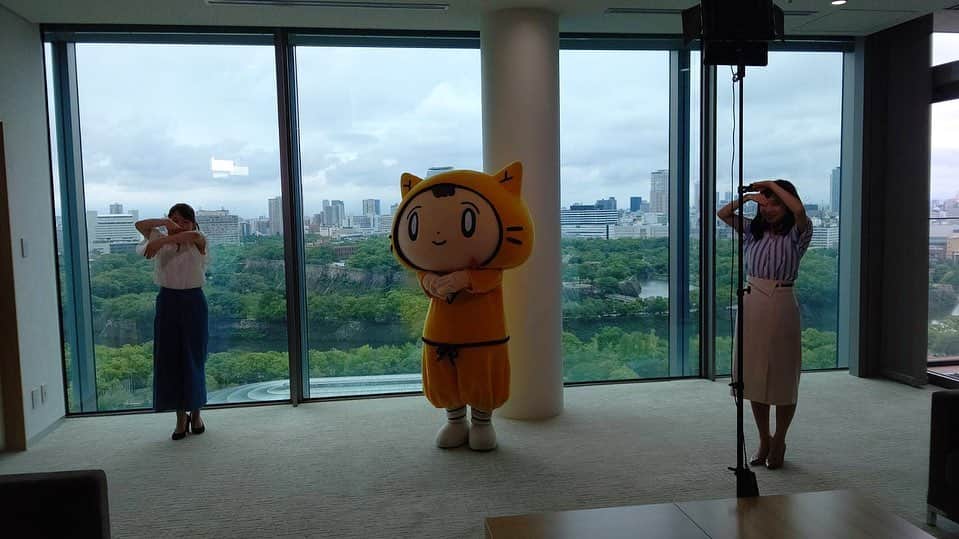 諸國沙代子さんのインスタグラム写真 - (諸國沙代子Instagram)「. 佐藤アナ @kana_sato_ytv と シノビー @shinoby_ninmaru と。 . 毎週水曜よる10時放送 水曜ドラマ「#ハケンの品格 」 PR動画撮影です。 . 最初の動画は練習風景。 さかな先生に 教えてもらっています😂✨ . 動画が完成しましたら またお知らせ致します。 #ytv #読売テレビ #シノビー」7月19日 22時04分 - sayoko_shokoku.ytv