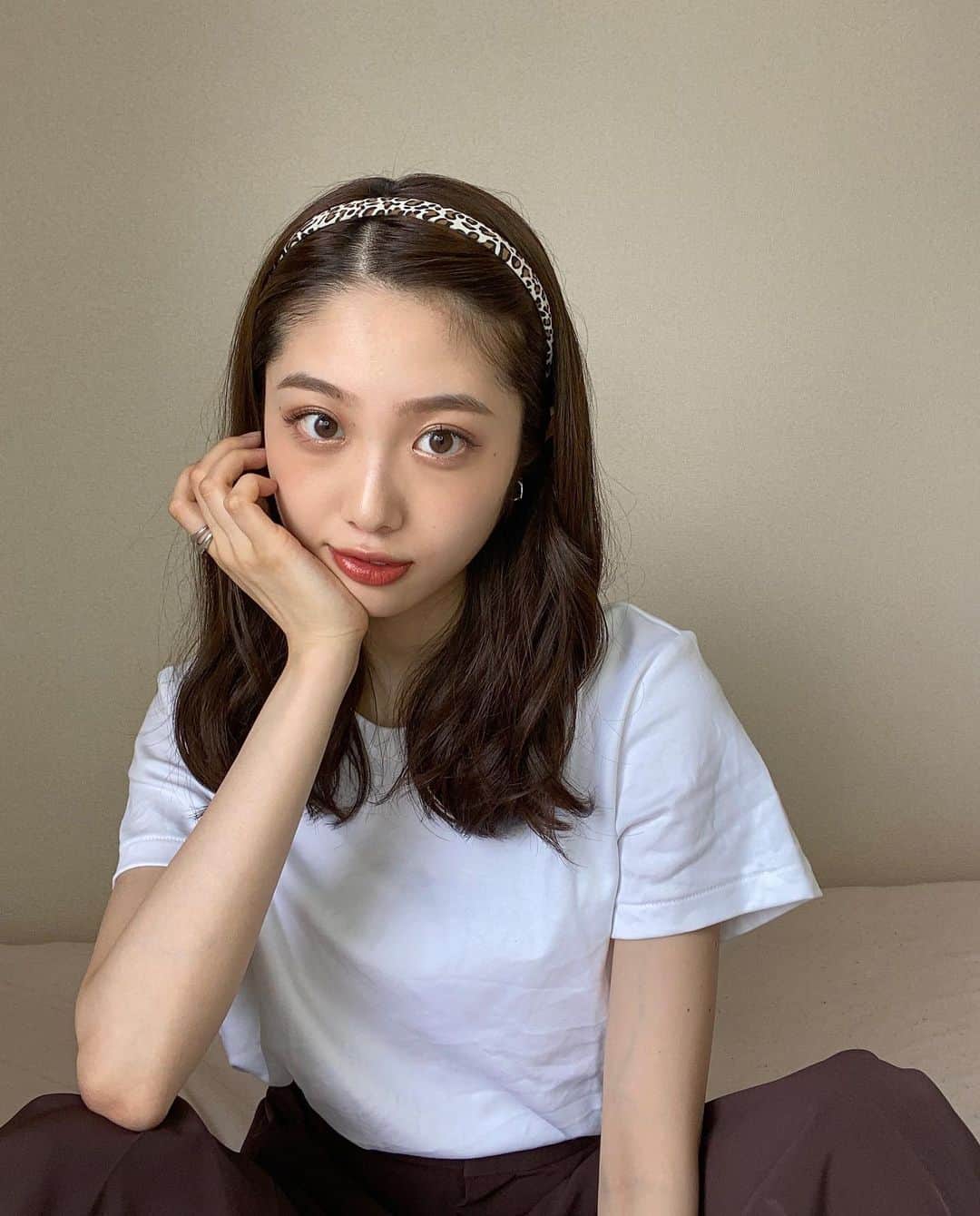 のインスタグラム：「スワイプ→→  よく聞かれるヘアアレンジの動画載せました✌︎  最近シンプルな格好が好き。」