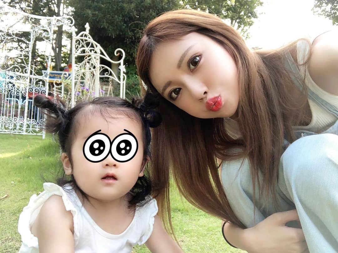 のインスタグラム：「歩けるようになって行ける場所も増えて楽しい👧🏼💕 逆に遠出が厳しくなって近場ばっかりだけど。 もうすぐ1歳半😊 #としまえん #新米ママ #プレママ #マタニティ #育児 #妊娠 #ママリ #女の子ママ #赤ちゃん #赤ちゃんのいる生活 #ママ友 #主婦 #mama #instagood #fashion #instalike」