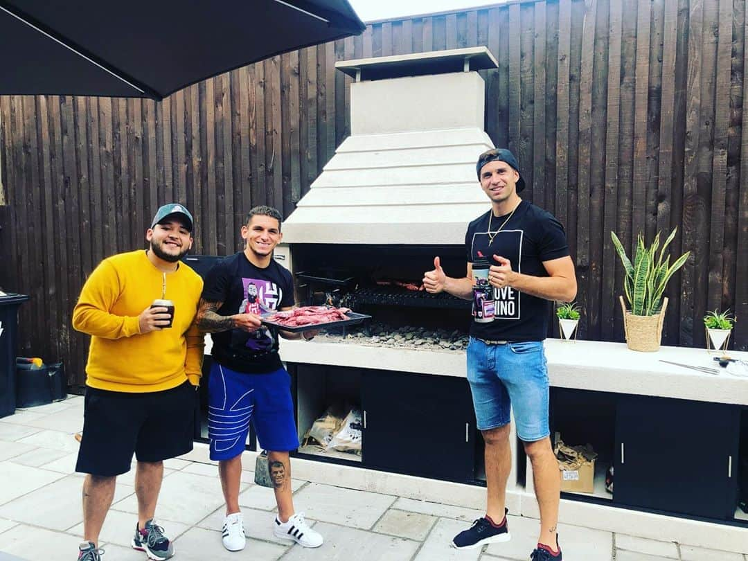 ルーカス・トレイラさんのインスタグラム写真 - (ルーカス・トレイラInstagram)「Domingo de asado, festejando el pase a la final con amigos @emi_martinez26 @lucaso18   ❤️🥩👏🏻」7月19日 22時00分 - ltorreira34