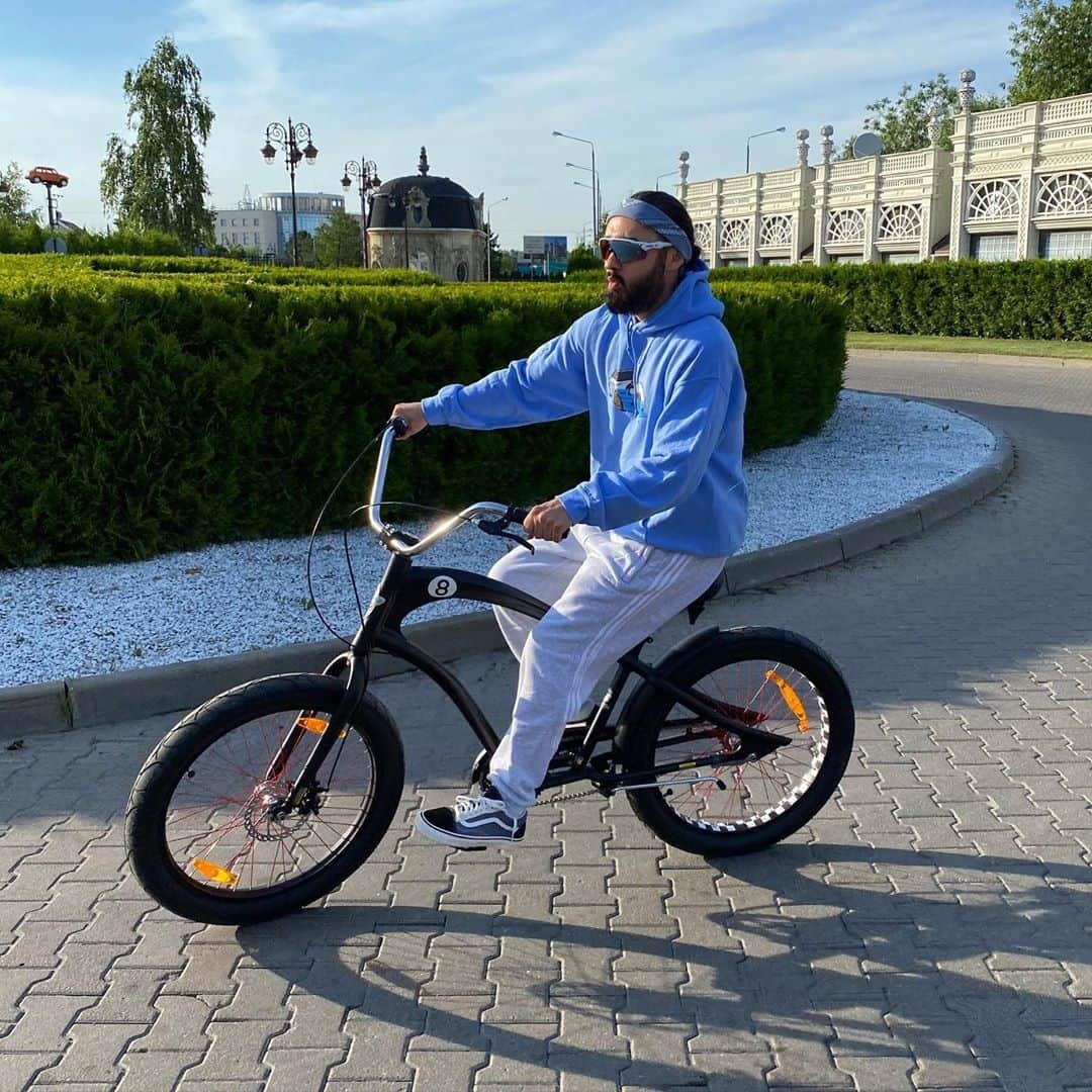 RU.TVさんのインスタグラム写真 - (RU.TVInstagram)「🚴 Мот тоже выбирает велосипед! А ты? ⠀ ⛹ Занимаешься спортом этим летом? Если да, то каким? ⠀ #rutv #рутв #мот @mmott23」7月19日 22時00分 - ru_tv