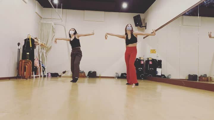 のインスタグラム：「_ . 7/18 VOGUE lesson🔥 . Choreo by My mother @hikari.furuta 💋 . . 久しぶりのNEW WAYは撃沈😱 . でもやっぱりかっこいいから定期的に NEW WAYしたいとも思ったlessonでした✨ . HIKARIさんと2人で踊らせていただけて とってもとっても幸でした💗💗💗 . @houseoforicci . . #dance#dancer#dancevideo#vogue #voguedance#voguing#voguer#newway #armscontrol#voguefemme#voguefem #feminine#sexy#houseoforicci#theoricciway #houseoforiccijapan#japanese#ayanaoricci」