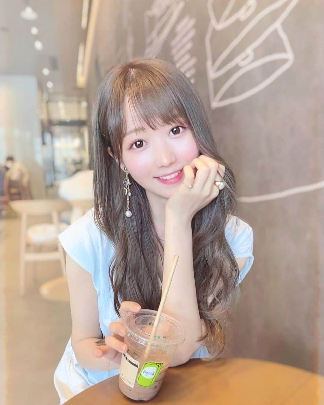 大谷映美里さんのインスタグラム写真 - (大谷映美里Instagram)「🧁 ㅤㅤㅤㅤㅤㅤㅤㅤㅤㅤㅤㅤㅤ きみ目線？🤍 ㅤㅤㅤㅤㅤㅤㅤㅤㅤㅤㅤㅤㅤ 私のお気に入り #スタバカスタム ☕️ ☑︎アイスのカフェモカ ☑︎豆乳変更(気分でアーモンドミルク変更) ☑︎アーモンドトフィーシロップ追加 ㅤㅤㅤㅤㅤㅤㅤㅤㅤㅤㅤㅤㅤ 香ばしいナッツと甘いチョコ風味のコーヒー🤤 コーヒー苦手だけどこれは美味しい♡ ㅤㅤㅤㅤㅤㅤㅤㅤㅤㅤㅤㅤ #starbucks #スタバ #herlipto」7月19日 22時08分 - otani_emiri