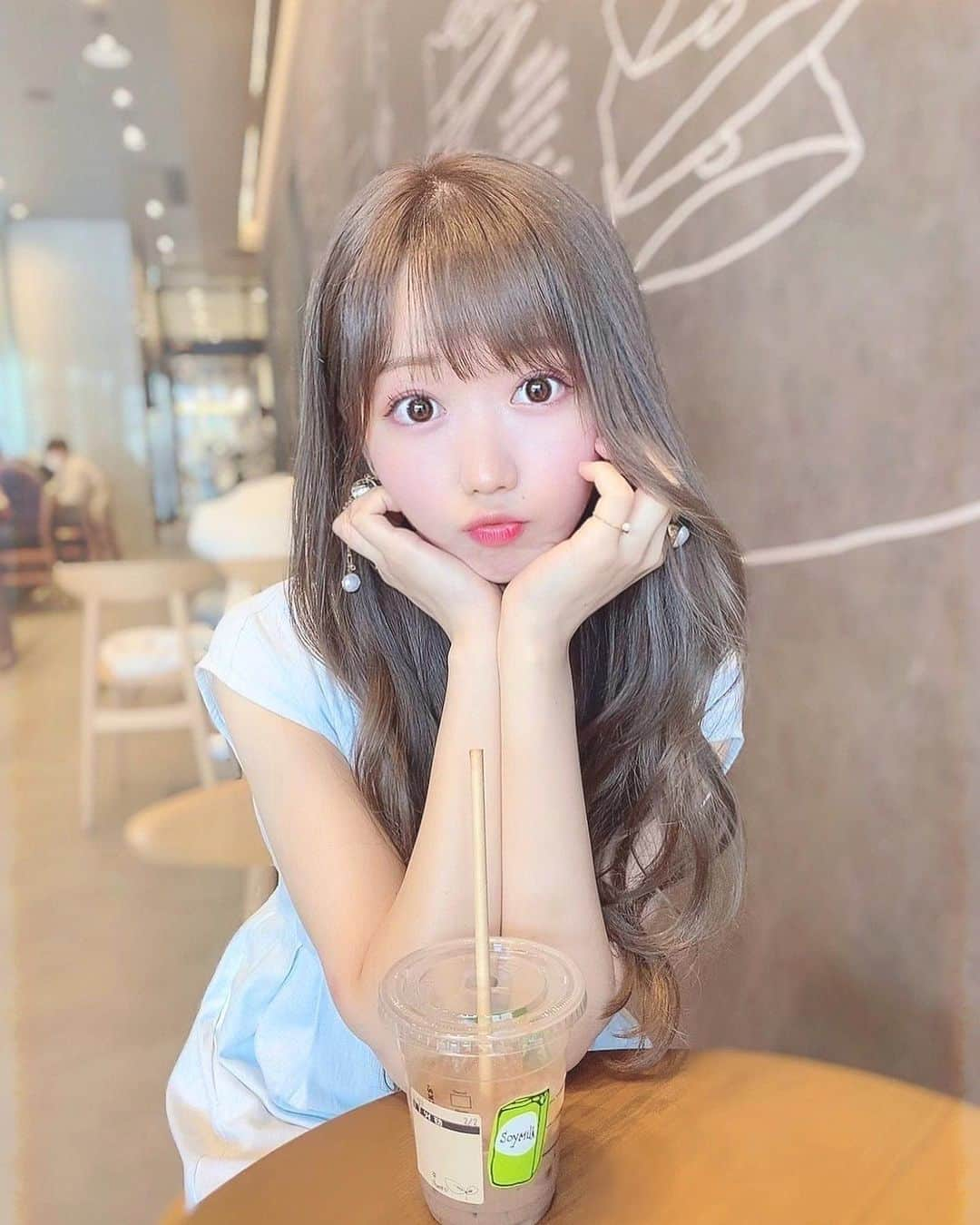 大谷映美里さんのインスタグラム写真 - (大谷映美里Instagram)「🧁 ㅤㅤㅤㅤㅤㅤㅤㅤㅤㅤㅤㅤㅤ きみ目線？🤍 ㅤㅤㅤㅤㅤㅤㅤㅤㅤㅤㅤㅤㅤ 私のお気に入り #スタバカスタム ☕️ ☑︎アイスのカフェモカ ☑︎豆乳変更(気分でアーモンドミルク変更) ☑︎アーモンドトフィーシロップ追加 ㅤㅤㅤㅤㅤㅤㅤㅤㅤㅤㅤㅤㅤ 香ばしいナッツと甘いチョコ風味のコーヒー🤤 コーヒー苦手だけどこれは美味しい♡ ㅤㅤㅤㅤㅤㅤㅤㅤㅤㅤㅤㅤ #starbucks #スタバ #herlipto」7月19日 22時08分 - otani_emiri