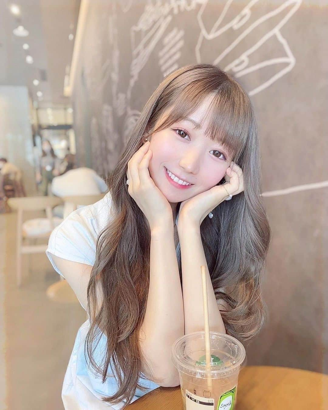 大谷映美里さんのインスタグラム写真 - (大谷映美里Instagram)「🧁 ㅤㅤㅤㅤㅤㅤㅤㅤㅤㅤㅤㅤㅤ きみ目線？🤍 ㅤㅤㅤㅤㅤㅤㅤㅤㅤㅤㅤㅤㅤ 私のお気に入り #スタバカスタム ☕️ ☑︎アイスのカフェモカ ☑︎豆乳変更(気分でアーモンドミルク変更) ☑︎アーモンドトフィーシロップ追加 ㅤㅤㅤㅤㅤㅤㅤㅤㅤㅤㅤㅤㅤ 香ばしいナッツと甘いチョコ風味のコーヒー🤤 コーヒー苦手だけどこれは美味しい♡ ㅤㅤㅤㅤㅤㅤㅤㅤㅤㅤㅤㅤ #starbucks #スタバ #herlipto」7月19日 22時08分 - otani_emiri