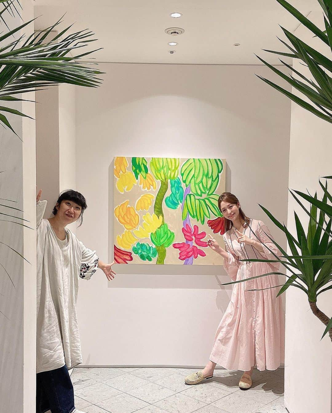 野崎萌香さんのインスタグラム写真 - (野崎萌香Instagram)「@ellie_omiya さんの個展 マイフェイバリットリゾート🏝に 行って来ました🌈  南の島に行きたくなるそんな個展でした👙🌺  9.1までミッドタウンの伊勢丹サローネにて😘  お気に入りのワンピースは @coel_y ❤️  リゾートに行きたいなぁという思いを馳せて @emiliopucci の元気になれるhappy colorの かごbagを持っていきました😉❣️」7月19日 22時09分 - moeka_nozaki