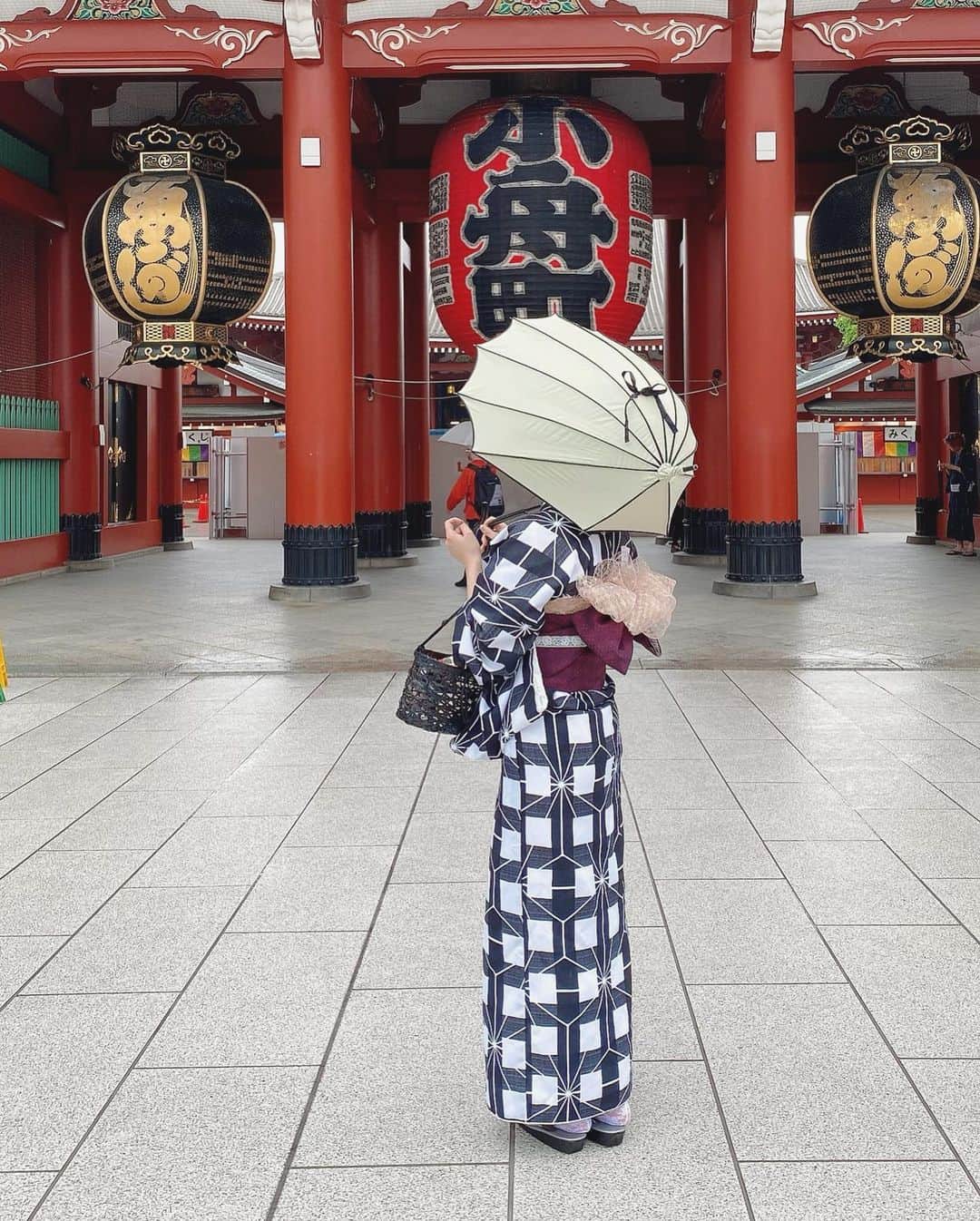 新矢皐月さんのインスタグラム写真 - (新矢皐月Instagram)「﻿ ﻿ 形が珍しい日傘💕﻿ 貝殻をモチーフにしたフォルムで﻿ 貴婦人のボネットを思わせるデザイン！！﻿ すごくないですか！？😳﻿ ﻿ ﻿ パラシェル サヴィ☂️﻿ @dicesaredesigns  ﻿ ﻿ 貴婦人とは真逆で﻿ 和服に合わせてみました☺️✨﻿ ﻿ どうかな？？？？？﻿ ﻿ ﻿ #johnさんの傘 ﻿ #傘﻿ #dicesaredesigns #ディチェザレ ﻿ #jpop #여자 #다리 #허벅지 #japanesegirl #japaneseanime #animegirl #絲襪 #美腿#japaneseculture #ゴルフ女子  #浅草　#浅草浴衣　#和服　#着物　#浴衣レンタル　#浅草着物レンタル　﻿ #青森 #東北  #被写体 #足 #太もも #脚」7月19日 22時10分 - araya_satsuki