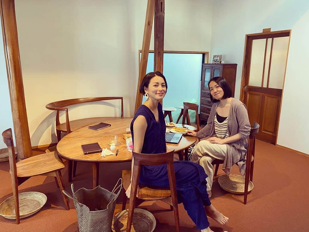 桃生亜希子のインスタグラム：「久しぶりに未来　@miku525 と合流。 　積もる話や、やりたいことの相談などしていたら、あっという間に時間が過ぎた。 　 　お友達に息子をみてもらっての、特別時間。🙏✨ 　 　20代の時は、一日中誰かの家でおしゃべりしたり、カフェの梯子をしたりしていたね。😂  　ブラジルや、ハワイ、NYでも沢山時間を過ごしたね！ 　 　今は、なかなかそんな時間は取れない分、過ごせる時がよりありがたく感じる。 　 　しっかり者の妹のような。 　芯があって、かわいい魅力的な未来。 　 　　素敵な大人の女になって。✨😂🤍 　 　これからも、こんな私をよろしくね😘💕」