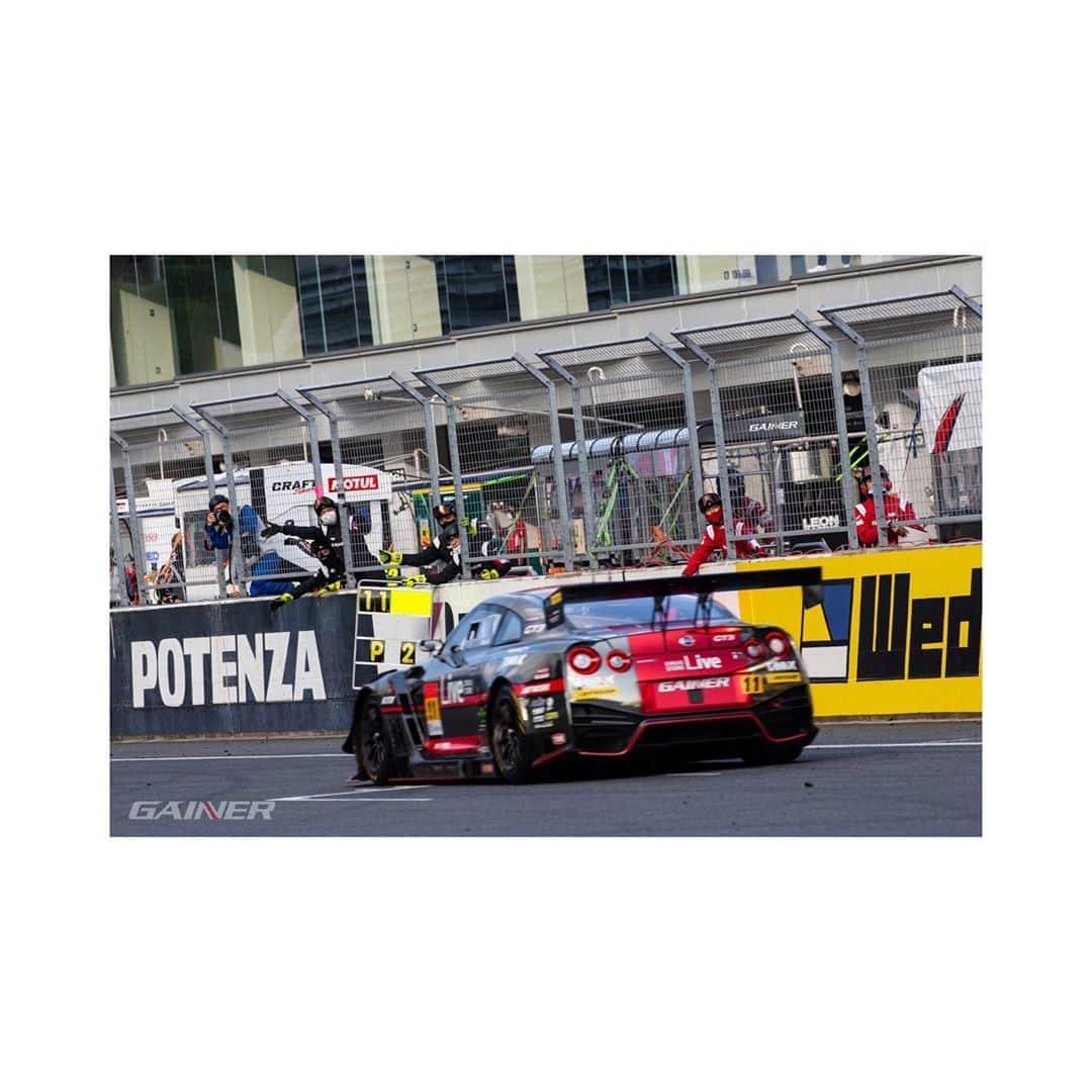 のインスタグラム：「. SUPER GT 開幕戦富士スピードウェイ . . 予選2位、決勝2位 . . 予想以上の気温と路面温度で苦戦 しながら、自分が担当した後半 スティント40周も常にプッシュ しながらミスもできない状況 . . 今日僕らが出来る最高のレースは出来ました。 . . 前半の安田選手の粘りもなければ2位 という結果にもつながらなかった。 . . 本当にチーム全員で掴んだ2位表彰台 でした。 . . 応援有難うございました！ . . . #supergt #gainer #tanax #gtr #nissan #nismo #koshidoracing #ficata #でちゃう #アリア #制動屋 #bigdaddygraphics #gt300 #eyevol #monocolle」