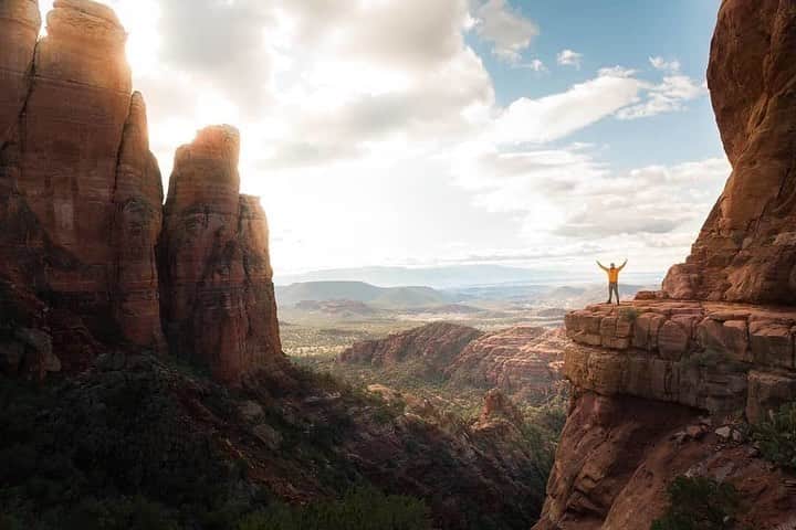 CANON USAさんのインスタグラム写真 - (CANON USAInstagram)「"Sunset view at the top of Cathedral Rock. The hike was only 1.2 miles, but it was so steep that it took us an hour to reach the top! One of the best views at Sedona, if not the best!" #MyCanonStory  Swipe to see the photographer! ➡️  Photo Credit: @gioooodudee Camera: #Canon EOS 6D Lens: EF 24-70mm f/4L IS USM Aperture: f/13 ISO: 2500 Shutter Speed: 1/400 sec Focal Length: 24mm」7月19日 22時23分 - canonusa