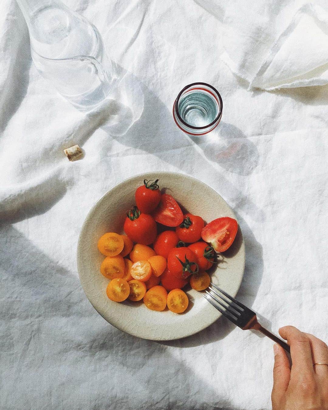 陣内勇人さんのインスタグラム写真 - (陣内勇人Instagram)「. I ♡ TOMATO  山椒オイルとあえたフラガールと いちごみたいな形のトマトベリー。  神戸のトマトは粒揃い。  #breakfast #tomato」7月20日 9時10分 - hayato.jinnouchi