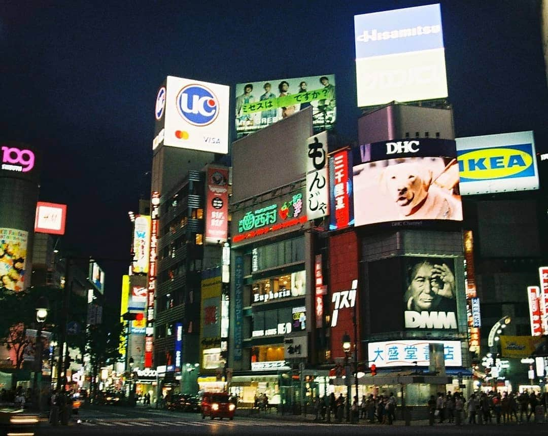 あれれんさんのインスタグラム写真 - (あれれんInstagram)「京セラ　SAMURAI　 夜景モードで撮った 三脚なしだから、少し手ブレしているけど好きな雰囲気 #フィルム#フィルムカメラ#フィルム写真#ふぃるむ寫眞 #カメラ#カメラ女子#京セラ#サムライ#SAMURAI#写真好きな人と繋がりたい#写真撮ってる人と繋がりたい#東京カメラ部#フィルム普及委員会#フィルムに恋してる#フィルム普及委員会#渋谷 #igersjp#instagood#instagramjapan#filmcamera#film#team_jp_東#team_jp_#ig_photo#ig_photooftheday#shibuya#japaneseculture」7月20日 9時12分 - arerennn