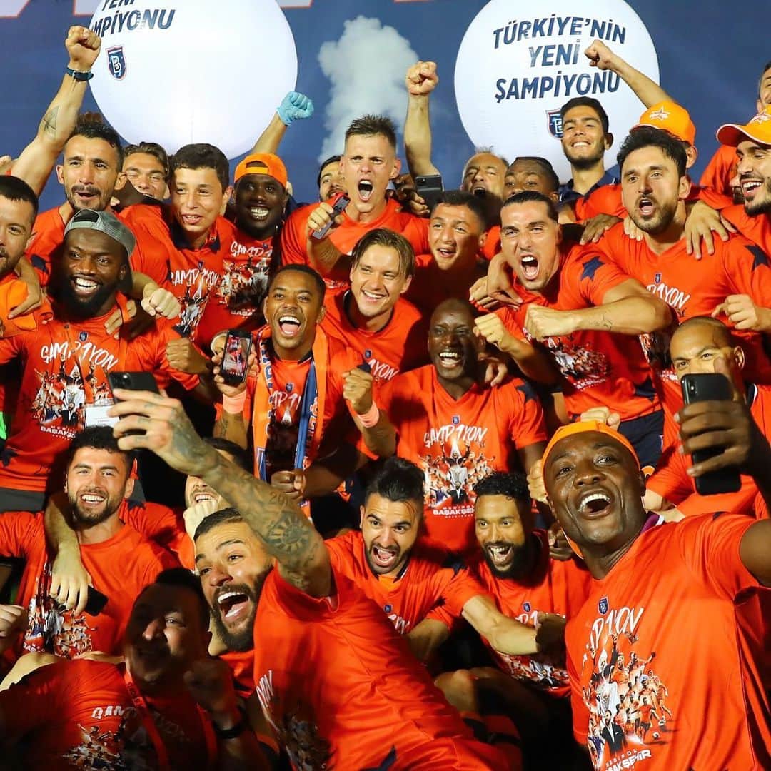 ロビーニョのインスタグラム：「Campeão turco 🏆」