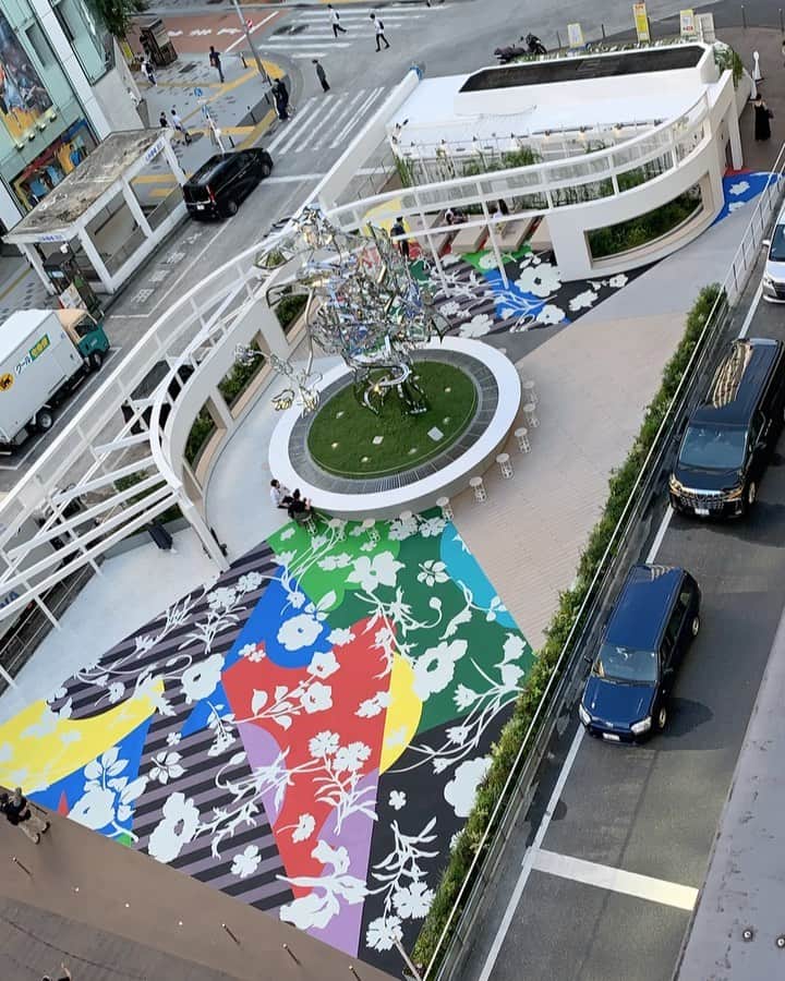 松山智一のインスタグラム：「Bird 👁- Shinjuku East Square , day of opening」