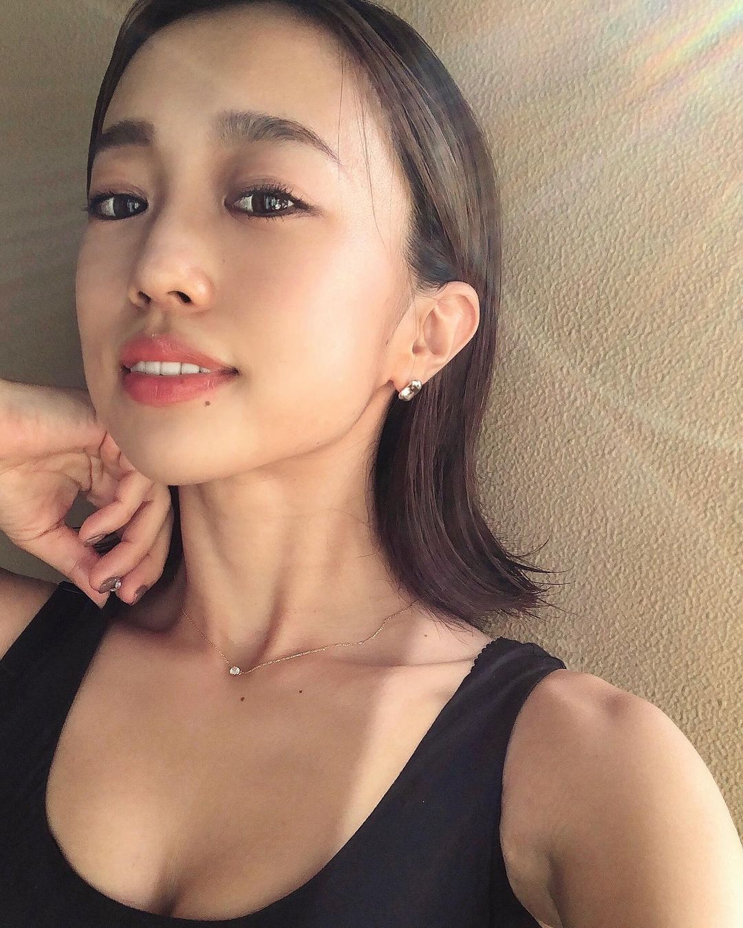 DJ YURiAのインスタグラム：「昨日は久しぶりのお天気で﻿ 暑かったなぁ🌞﻿ ﻿ 先日ハイフをやって﻿ 1週間が経ちました☺️﻿ ﻿ 初めてだったので﻿ 痛みなど色々と心配だったのですが﻿ 全然平気で結構強め？に当てて﻿ いただきました🙆🏻‍♀️﻿ (出産の痛みに比べたら蚊w)﻿ ﻿ 糸もやったことあるけど﻿ あれは壮大なプロジェクトだった笑﻿ ハイフは非常にお手軽！！﻿ ﻿ 皮膚の中でちゅるちゅると﻿ 何かが起こっている不思議な﻿ 感覚でした。﻿ Before→After載せました。﻿ iPhoneのインカメで﻿ノン加工で 撮ってます🙋🏻‍♀️﻿ ﻿ 直後少し赤みが出ましたが﻿ すぐ引きました✨﻿ ﻿ その場でもキュっとした印象でしたが、﻿ 4,5日経った頃くらいに﻿ お♡という変化をより感じました☺️﻿ ﻿ みんながハイフが良いと﻿ 言ってる意味が分かりました😳✨﻿ ﻿ お世話になった﻿ @eyecandyhifu さんは﻿ 表参道の交差点からすぐで﻿ 施術もあっという間！﻿ でも丁寧で、ハイフ初心者の私も﻿ 安心して身を委ねられました🤤﻿ ﻿ そして何より安い😳﻿ 近い、安いは続ける為の﻿ 重要なポイント✨﻿ ﻿ ありがとうございました💕﻿ ﻿ ﻿ 美容系は他にも試したいあれやこれ﻿ たくさんあるけどお金が追いつかない🙈﻿ ﻿ ﻿ ﻿ ﻿ #HIFE﻿ #eyecandyhifu﻿ #eyecandy﻿ #ウルトラVハイフ﻿ #ハイフ ﻿ #小顔﻿ #リフトアップ ﻿ #フェイシャル﻿ #エステ ﻿ #美容　﻿ #美容レポ #たるみ改善﻿ #毛穴﻿」