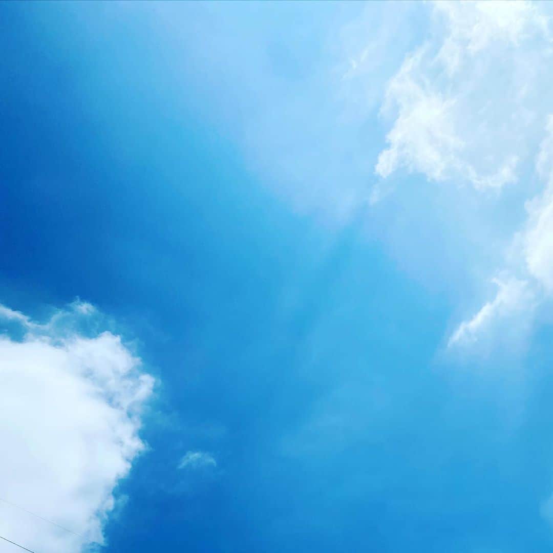 大島央照のインスタグラム：「おはようございます😊  昨日は久々に青空を見た気がします。  とても学びが多くて刺激的な週末でした✨  やっぱり好きなこと、好きな世界は好き。  改めてそう思えた時間でもありました⭐️  そんな時間を過ごせて感謝です💕  #hello #青空 #週末 #晴れ #sky #photo #好きなことをやろう #一生勉強だな #感謝 #コロナに負けるな #staysafe #happyに #元気に」