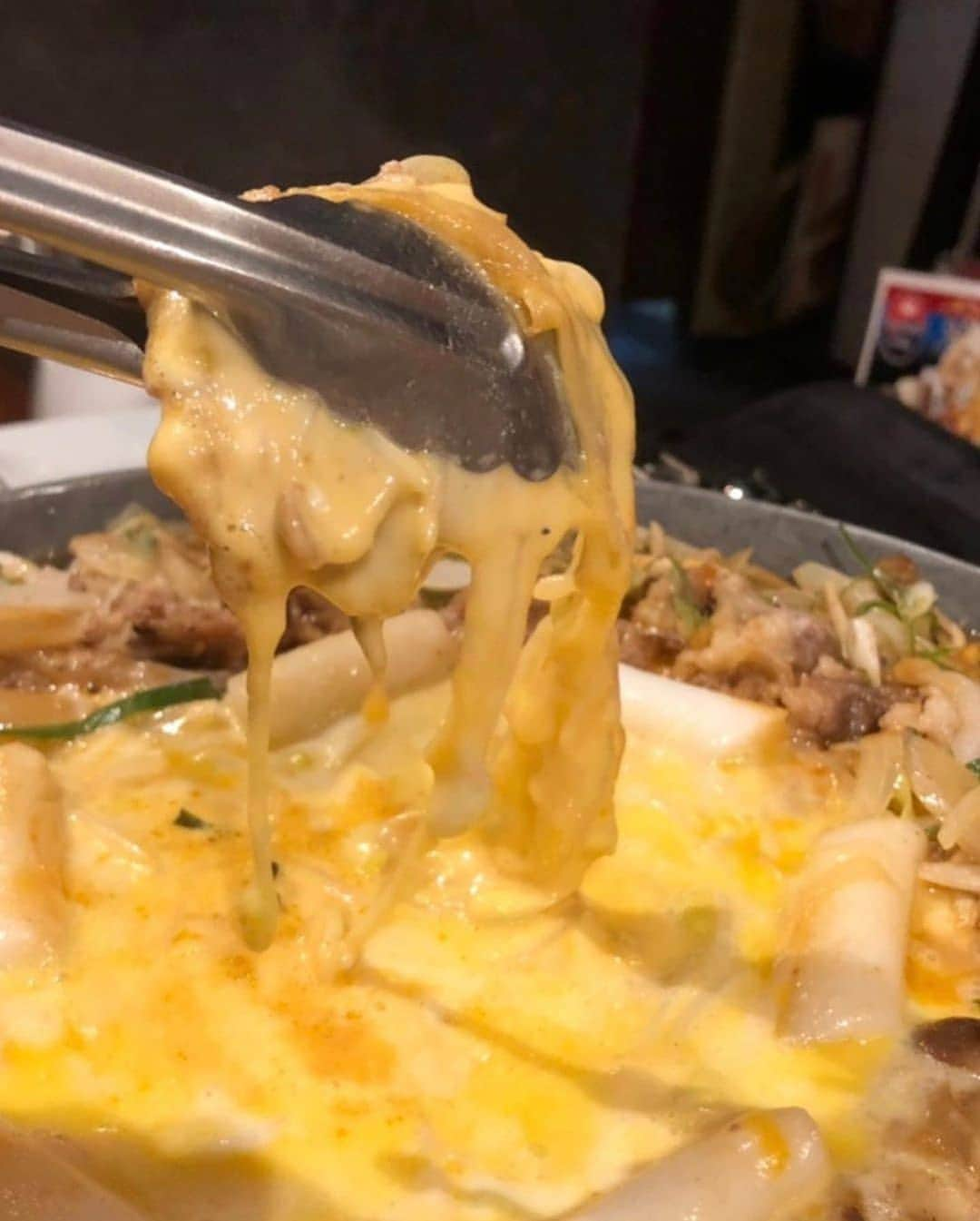 4meee!さんのインスタグラム写真 - (4meee!Instagram)「﻿ ﻿ ＼ガッツリ食べたい！話題のチョロコンボ🧀／﻿ ﻿ ﻿ 話題沸騰のチョロコンボが美味しそう🤤﻿ ﻿ 　﻿ プルコギやトッポギなと定番の韓国フードをチーズに絡めていただきます🧀﻿ ﻿ ﻿ ＿＿投稿者さんの感想もチェック👇＿＿﻿ ﻿ チーズタッカルビ、サムギョプサル、トッポッキソーセージ串、UFOチキンの豪華4種盛り。﻿ ﻿ こちらのチーズはかなり粘性高めでビョーーーンってなってなかなか切れません。﻿ ﻿ ハサミ✂️でちょきんとしていただきます。﻿ みんなでワイワイするのに楽しい✨﻿ ・﻿ ﻿ ﻿ ■#4meee_cafe﻿ ネスタイル　@nstal-phads﻿  📍 名古屋市中村区名駅3-26-25 名駅店﻿ 📍 名古屋市中区栄3-31-13 栄店﻿ .﻿ ﻿ ﻿ ﻿❣️ ﻿Photo by　﻿﻿ ﻿﻿@n.s.z.k ﻿﻿ ﻿﻿ 流行りのアイテムやスポットには　@4meee_com をタグ付けして投稿してください🎀﻿﻿ .﻿﻿ #4MEEE#フォーミー#アラサー女子#女子力向上委員会﻿ ﻿﻿ #韓国料理 #名駅韓国料理﻿ #栄韓国料理﻿ #名古屋韓国料理﻿ #名駅﻿ #栄﻿ #名古屋﻿ #チョロコンボ﻿ #チーズプルコギ﻿ #サムギョプサル﻿ #チーズタッカルビ﻿ #ポッピングボバ﻿ #チョコミントボバ﻿ #ストロベリーボバ﻿ #チョロコンボ﻿ #韓国﻿ #K-POP﻿ #ネスタル名駅﻿ #ネスタル栄﻿」7月20日 7時55分 - 4meee_com