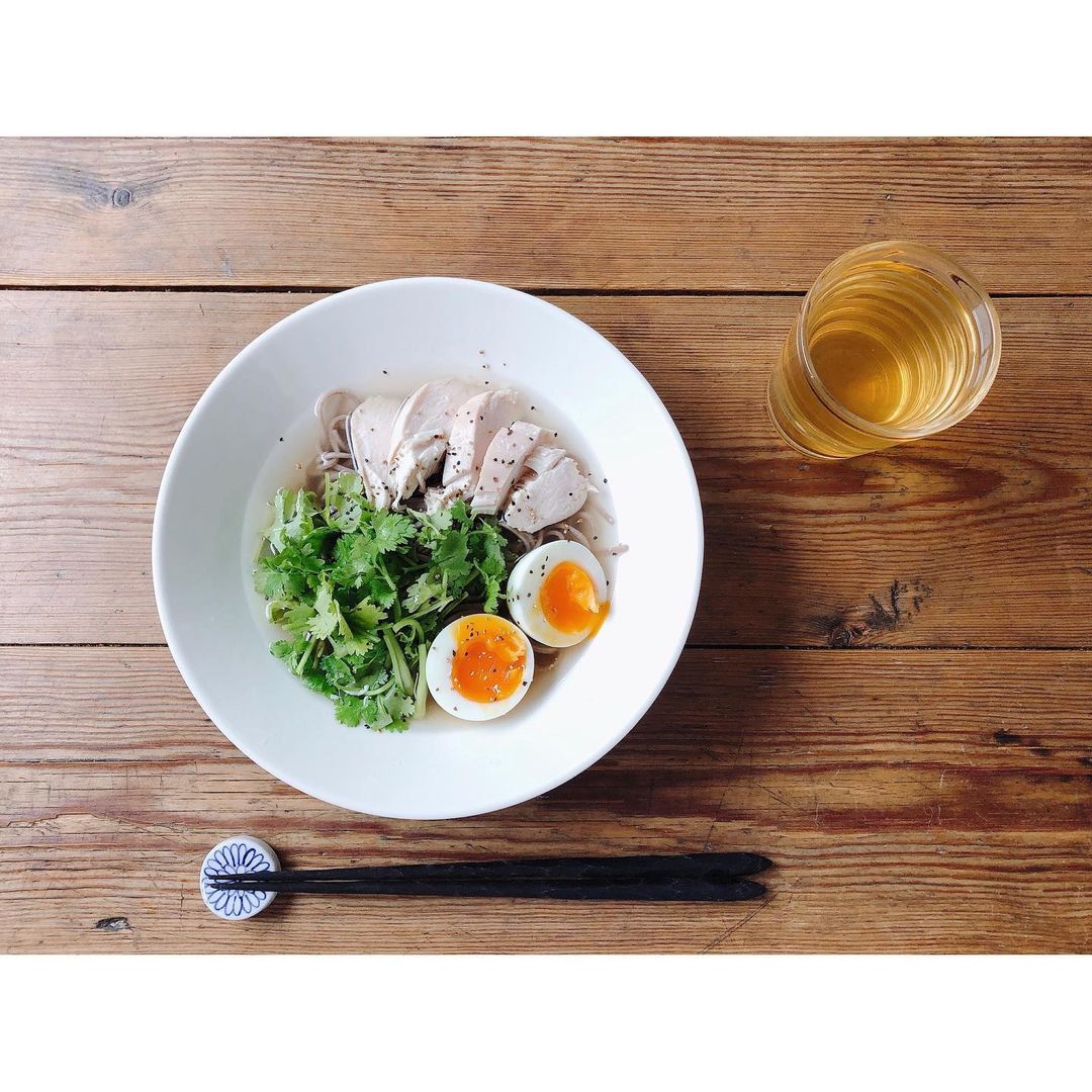 竹中友紀子のインスタグラム：「#おウチ時間  先日の家ランチ。 蒸し鶏とパクチーの冷やし蕎麦。 家ランチの蕎麦率高め^^;  新居のコンロ、少しずつ個性が掴めてきました。 この日の玉子は理想の茹で加減^ ^」