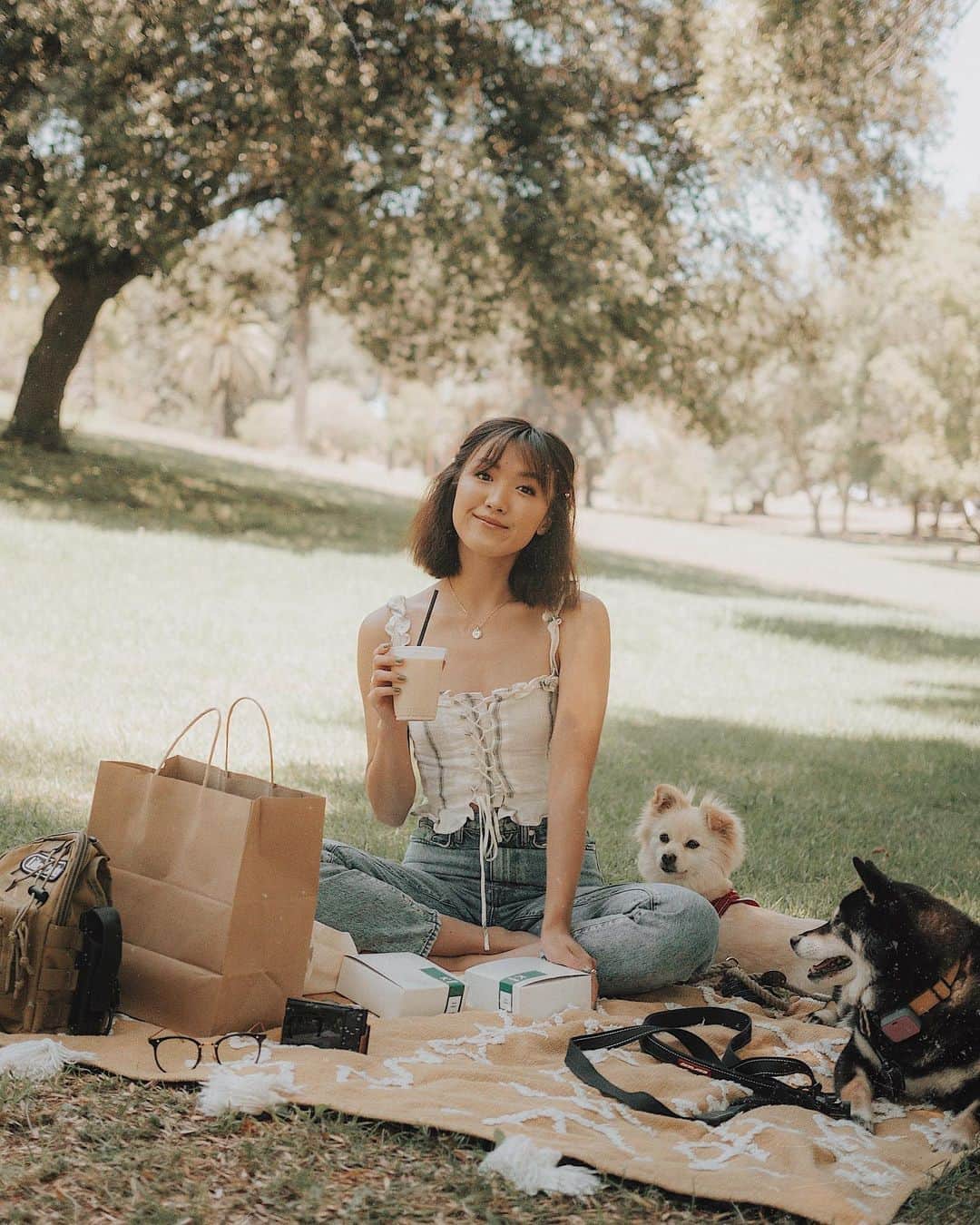 W E Y L I Eのインスタグラム：「Another day, another picnic date 🧺  This time we picked up Japanese egg salad sandwiches!」