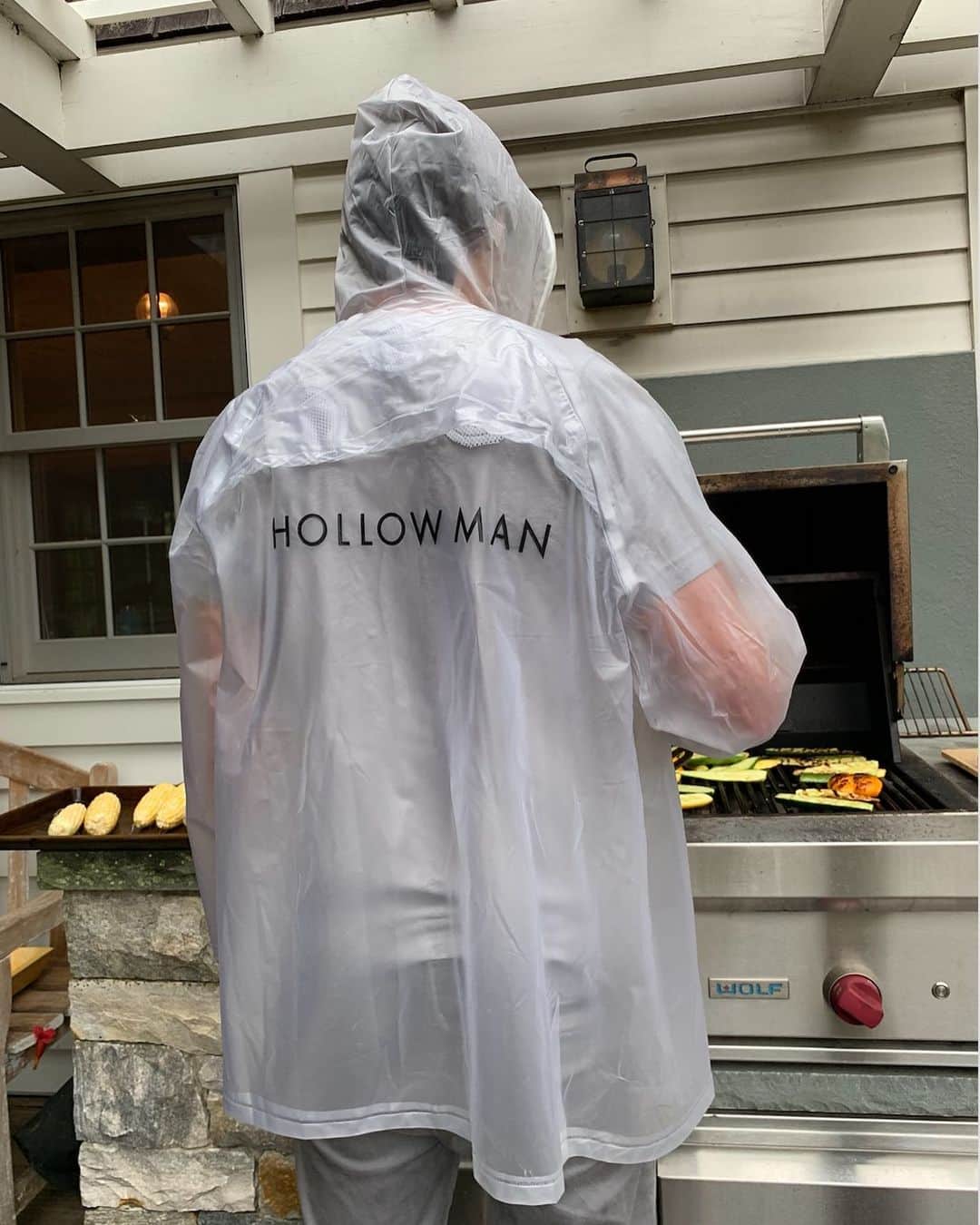 ケヴィン・ベーコンさんのインスタグラム写真 - (ケヴィン・ベーコンInstagram)「I was caught grillin’ in the rain in my #Hollowman raincoat. One of life’s little pleasures.」7月20日 7時57分 - kevinbacon