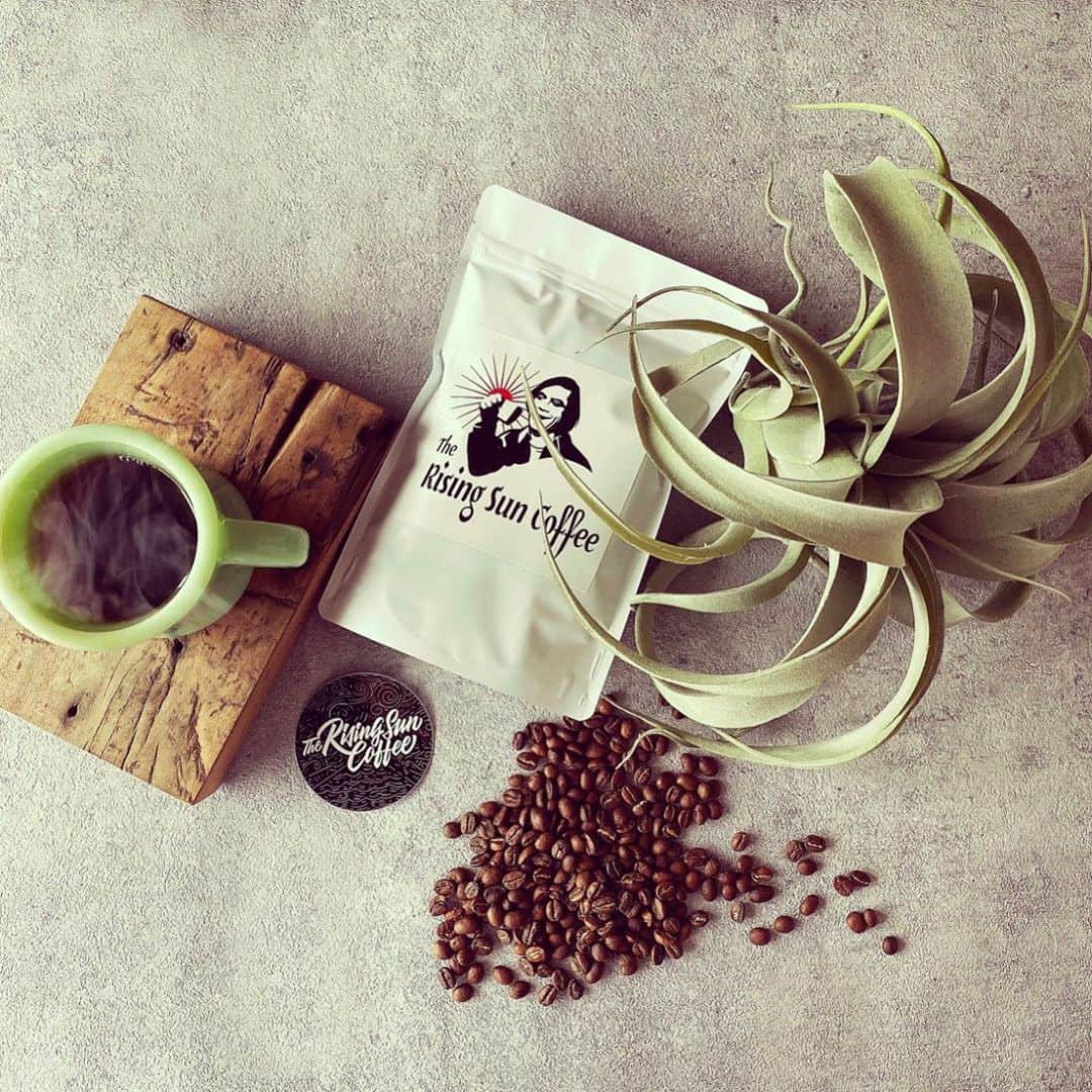 坂口憲二（THE RISING SUN COFFEE）さんのインスタグラム写真 - (坂口憲二（THE RISING SUN COFFEE）Instagram)「◆GOOD MORNING COFFEE‼︎◆  I feel like a travel in Portland‼︎  焙煎したてのコーヒー豆、オンラインストアにて販売中です！  therisingsuncoffee.com  photo📸 @yosemite_strap  #coffee #coffeebeans  #coffeeroaster  #coffeelab  #coffeeandsurfing  #coffeetime  #coffeelover  #coffeebreak  #coffeeshop  #coffeestand  #coffeeholic  #coffeehouse  #coffee_inst  #coffeemaker  #coffeeshops  #coffeecoffeecoffee  #coffeenclothes  #coffeeaddict  #coffeeculture  #coffeemorning  #coffeemag #specialitycoffee  #yosemitestrap  #TRSC」7月20日 8時15分 - therisingsuncoffee