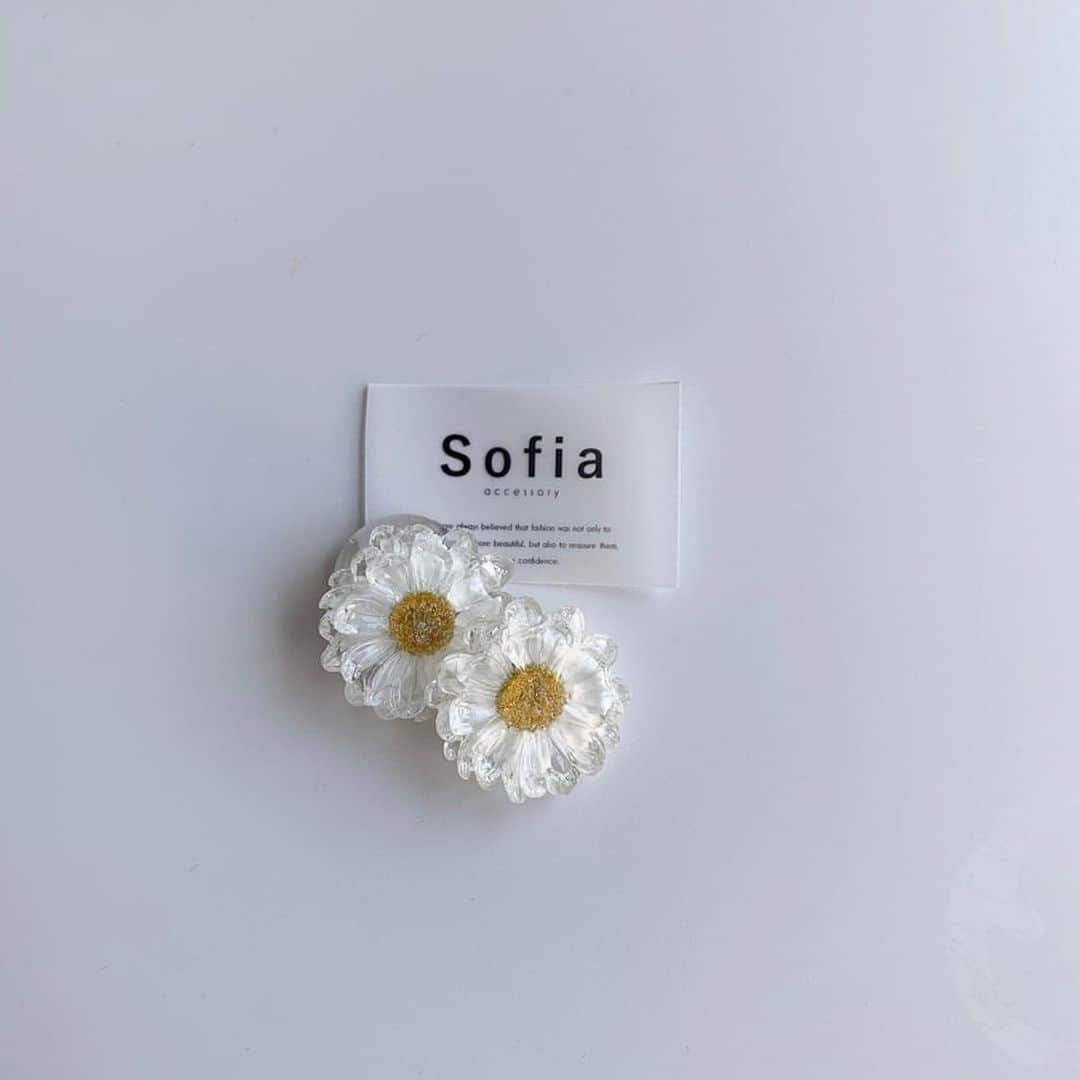 タピエスタイルさんのインスタグラム写真 - (タピエスタイルInstagram)「新ブランドのご紹介です。 「sofia」  ・・・ ㅤㅤㅤㅤㅤㅤㅤㅤㅤㅤㅤㅤㅤ ㅤㅤㅤㅤㅤㅤㅤㅤㅤㅤㅤㅤㅤ 涼しげ夏ring マーガレットの押し花入りイヤリング 新作 沢山お届けいただきました。  いただいたお写真にも センスが漲っています。  渋谷ヒカリエ5階 タピエスタイル  ㅤㅤㅤㅤㅤㅤㅤㅤㅤㅤㅤㅤㅤ ㅤㅤㅤㅤㅤㅤㅤㅤㅤㅤㅤㅤㅤ #sofia  #渋谷ヒカリエshinqs  #渋谷ヒカリエ5階  #タピエスタイル ㅤㅤㅤㅤㅤㅤㅤㅤㅤㅤㅤㅤㅤ ㅤㅤㅤㅤㅤㅤㅤㅤㅤㅤㅤㅤㅤ ㅤㅤㅤㅤㅤㅤㅤㅤㅤㅤㅤㅤㅤ」7月20日 8時18分 - tapiestyle