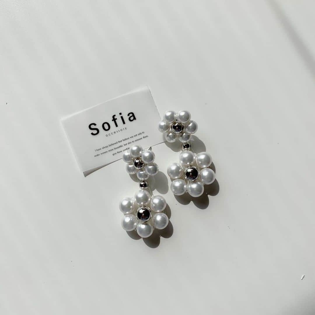 タピエスタイルさんのインスタグラム写真 - (タピエスタイルInstagram)「新ブランドのご紹介です。 「sofia」  ・・・ ㅤㅤㅤㅤㅤㅤㅤㅤㅤㅤㅤㅤㅤ ㅤㅤㅤㅤㅤㅤㅤㅤㅤㅤㅤㅤㅤ 涼しげ夏ring マーガレットの押し花入りイヤリング 新作 沢山お届けいただきました。  いただいたお写真にも センスが漲っています。  渋谷ヒカリエ5階 タピエスタイル  ㅤㅤㅤㅤㅤㅤㅤㅤㅤㅤㅤㅤㅤ ㅤㅤㅤㅤㅤㅤㅤㅤㅤㅤㅤㅤㅤ #sofia  #渋谷ヒカリエshinqs  #渋谷ヒカリエ5階  #タピエスタイル ㅤㅤㅤㅤㅤㅤㅤㅤㅤㅤㅤㅤㅤ ㅤㅤㅤㅤㅤㅤㅤㅤㅤㅤㅤㅤㅤ ㅤㅤㅤㅤㅤㅤㅤㅤㅤㅤㅤㅤㅤ」7月20日 8時18分 - tapiestyle