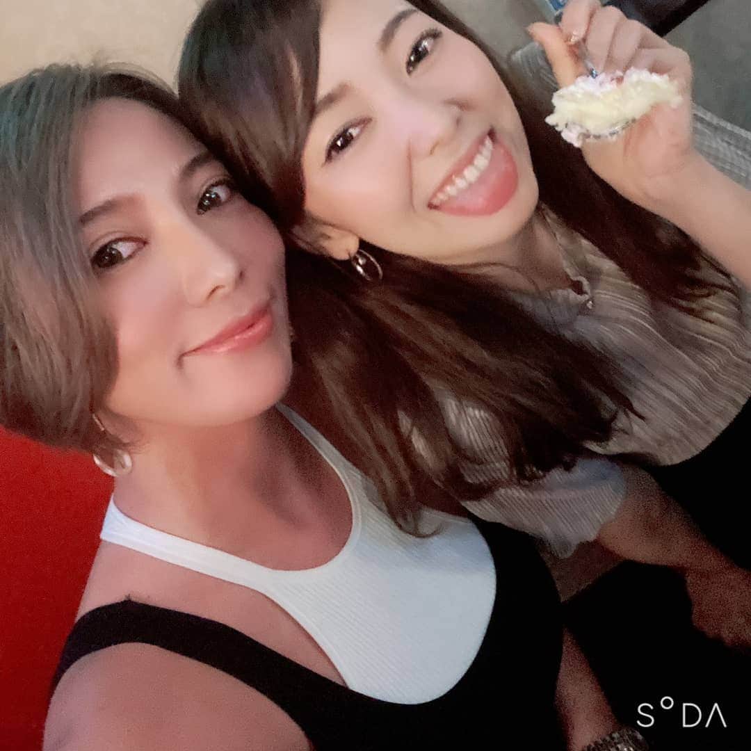 杉山由紀子のインスタグラム：「ドッキリか！？ってくらいの サプライズバースデーをありがとう🎁🎂 * とうとう二丁目デビューしましたー🌞笑 * 願いを叶えてくれたまいちゃんありがとう🤭 そして色々企画してくれたのん、 来てくれたみんな、ありがと💛💛💛 * * この日は @__silkyofficial のトップスを♬ 最近洋服も通販多め🤭♬ 日用品も普段ほぼ通販だしほんと便利だよね💛 * * * #サプライズ #バースデー #2丁目 #新宿 #デビュー #楽しすぎ #ありがとう #感謝 #おnew #silkyofficial #トップス」