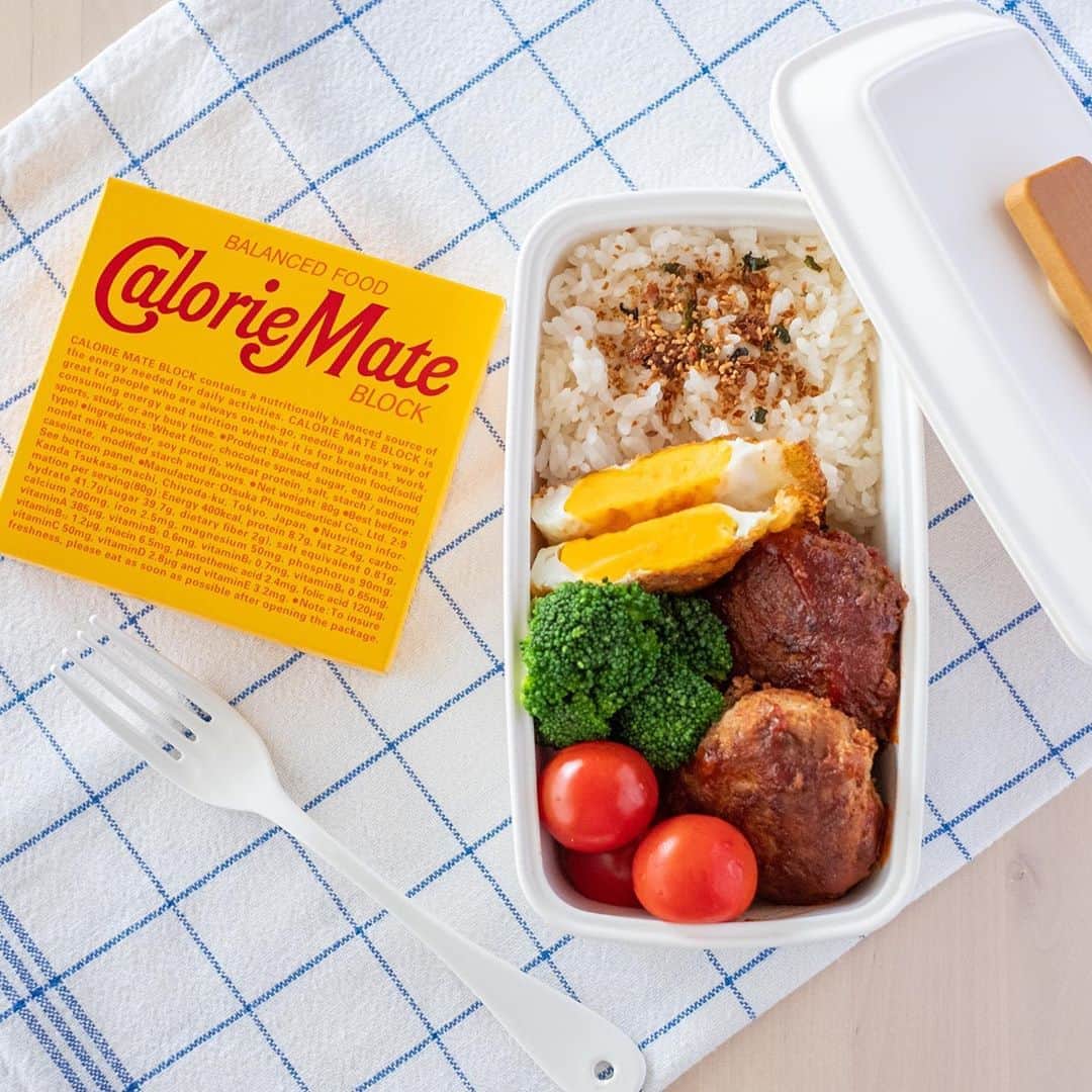 haru.のインスタグラム：「. おはようございます☀ 今日は本日の息子弁当を。 . . お弁当にお野菜もしっかりと入れてあげたいけれど、炭水化物＋おかずとなると、どうしても野菜が不足しがちですよね。 . お弁当だけで栄養が足りてるかもちょっと心配💦 . そんなときは、カロリーメイトをお弁当にプラス♩ カロリーメイトはお腹を満たすのはもちろん、タンパク質・脂質・糖質・ビタミン・ミネラルの5大栄養素をバランスよく含んでいるので、お弁当と一緒に持たせて、補助食にするのにぴったりなんです✨ . いまの季節、食品の傷みが気になりますが、その点も安心できて、良いですよね◎ 美味しいので息子も大好きです😊 . 栄養不足が心配、気になる、と言う方は、カロリーメイトをお弁当にプラスしてみてはいかがでしょうか？ . . .  @39_editors #カロリーメイト #5大栄養素をバランスよく #子育て #暮らし #PR」