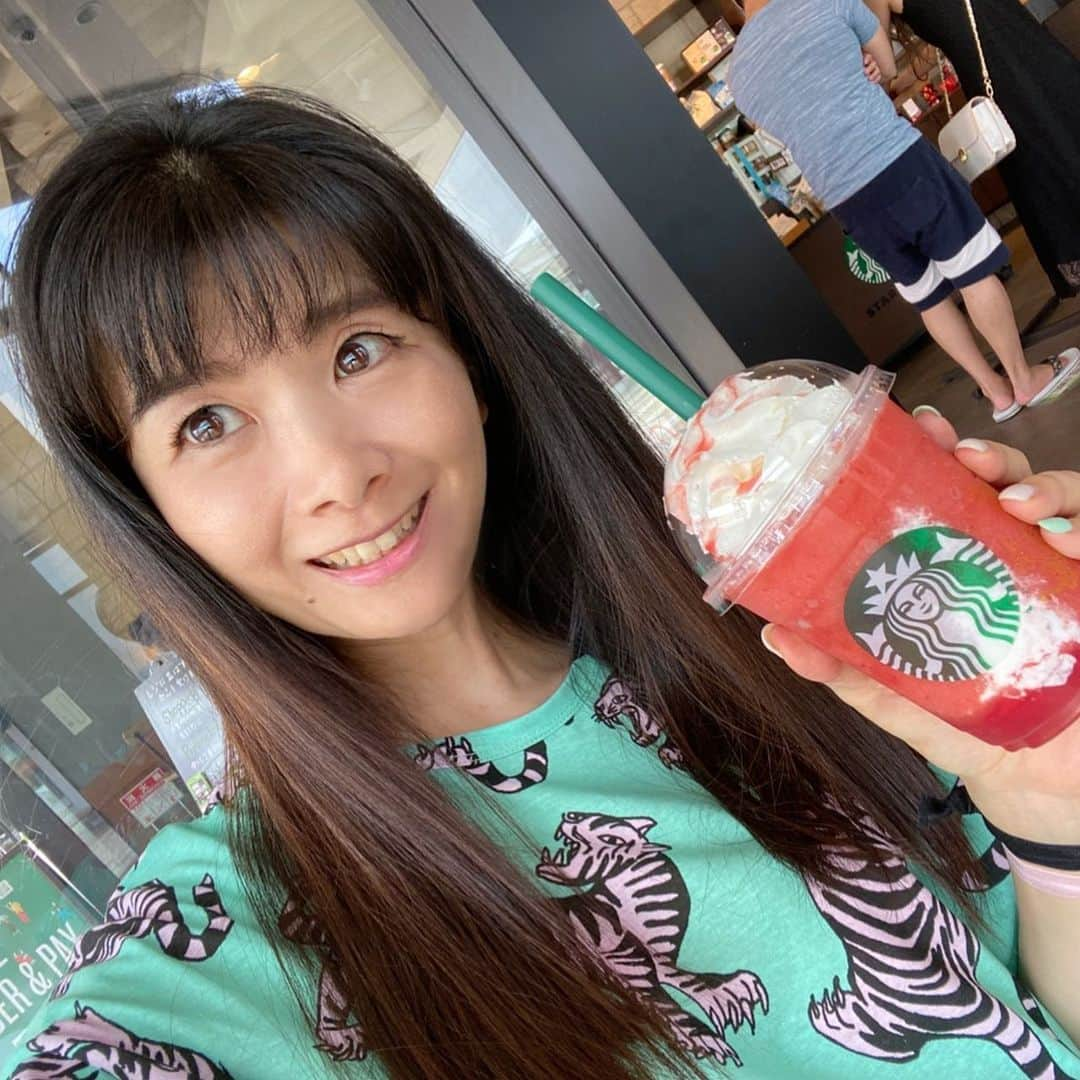 外村美姫さんのインスタグラム写真 - (外村美姫Instagram)「ストーリーズやプロフィールからブログに飛べます❤️詳しくはブログへ❤️「【スタバ購入品】ティファニーと朝食を」‬ ‪ ⇒ ‬ https://ameblo.jp/panda--cafe--panda/entry-12611653515.html ‪.‬ ‪ #外村美姫 #プチプラコーデ #スタバ #スターバックスコーヒー #STARBUCKS #スタバ新作 #STARBUCKSCOFFEE #スターバックスカード #ティファニーと朝食を #チワックスティファニー‬」7月20日 8時30分 - mikitonomura