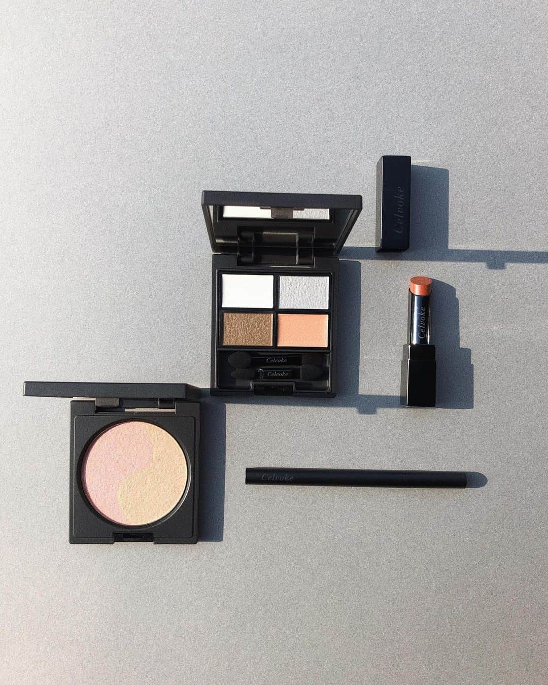 陣内勇人さんのインスタグラム写真 - (陣内勇人Instagram)「. Celvoke 2020 aw  質感違いのパレットはこのカラーが新鮮。 リップは初のウェットマット。 勾玉チークは肌に馴染むピンクベージュ。 リキッドアイライナーはコシが最高。  @celvoke.jp " Energy in conjunction " #celvoke #20aw #makeup #cosmetics」7月20日 8時31分 - hayato.jinnouchi