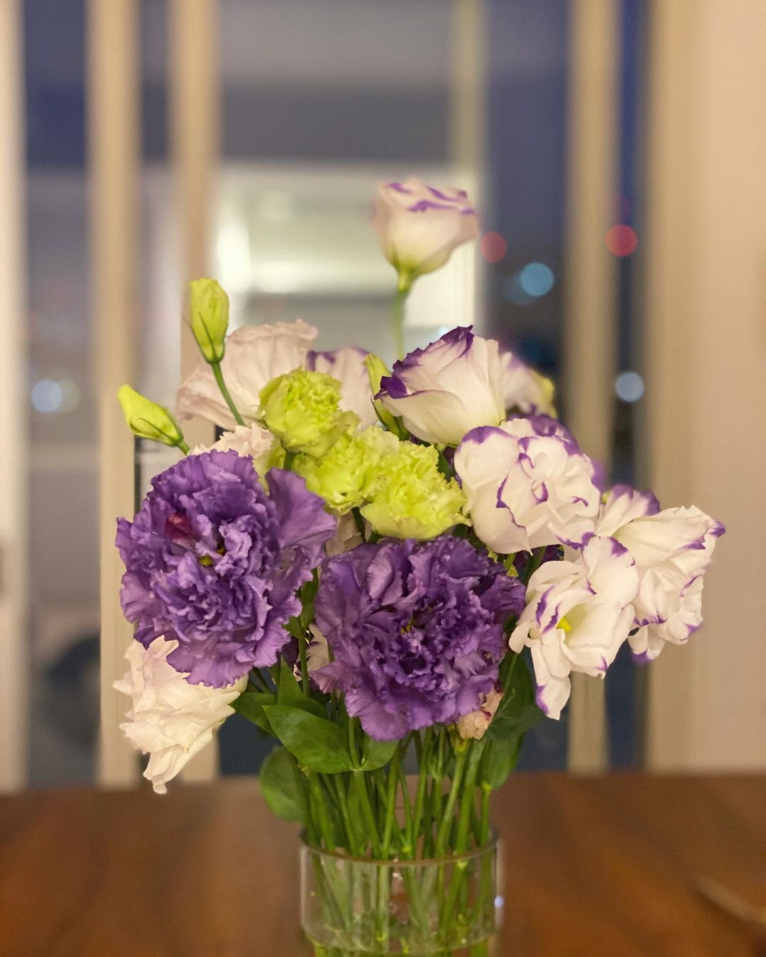 小澤名代さんのインスタグラム写真 - (小澤名代Instagram)「昨日Costcoで購入したアメリカンチェリーを頬張りながら始まる朝。  CostcoでBlairぽいカラーの組み合わせのお花を見つけて朝から眺めてます💜  好きな色と可愛いお花で朝から癒される。 早起きしたので今から朝ヨガに行ってからサロンワークに行ってきます✨  #flowerlovers  #flowerstagram  #floweroftheday  #costco  #yogalife  #yoga #mondaymorning  #コストコ #お花のある生活  #ブレアカラー #朝ヨガ #ヨガ #癒される #朝ヨガ行ってきます」7月20日 8時42分 - ozawanayo