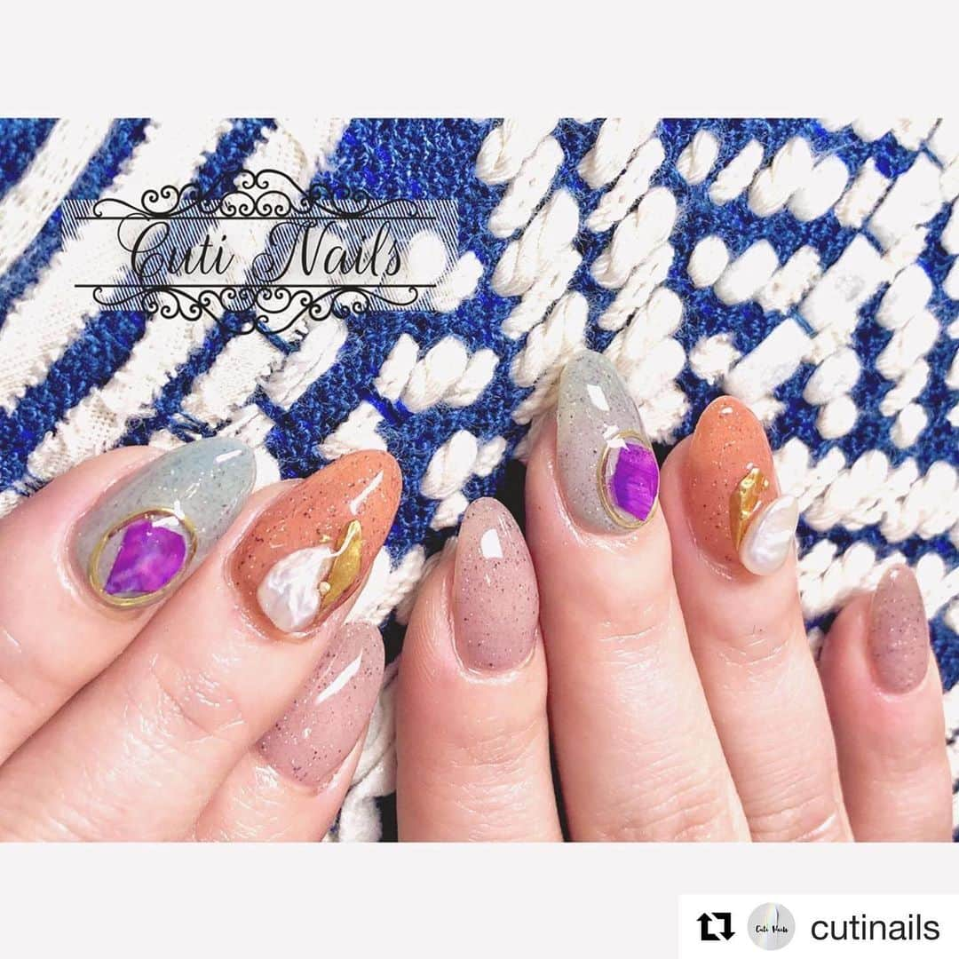 initygel_officialさんのインスタグラム写真 - (initygel_officialInstagram)「#Repost @cutinails with @get_repost ・・・ スターサンドコレクション✧︎﻿ やっぱり人気のサンセット☀︎﻿ ﻿ バロックパールとゴールドの相性﻿が より高級に魅せてくれますね( •̀∀︎•́ )✧︎﻿ ﻿ #cutinails#nailist#nailartist#nailsalon#gel#nail#gelnail#artistic#naildesign#design#geldesign#ネイル#ネイルデザイン#トレンドネイル#ネイルアート#ジェル#ジェルネイル#札幌ネイルサロン#inity#initygel#アイニティ#アイニティジェル#美甲#指甲#美甲設計#スターサンドコレクション#砂ジェル #サンドジェル#サマーネイル」7月20日 8時37分 - initygel_official