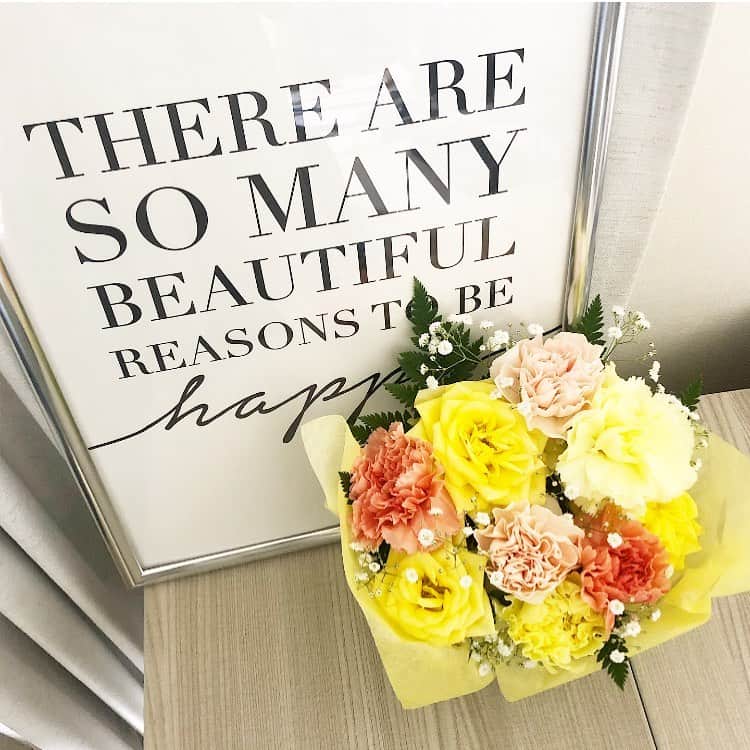 片桐優妃のインスタグラム：「@s.puu06 にもらった誕生日祝いの壁掛け(まだフックがなくてかけられてない)とママが作ってくれた#アレンジメントフラワー #💐 . #thankyou #therearesomanybeautifulreasonstobehappy」