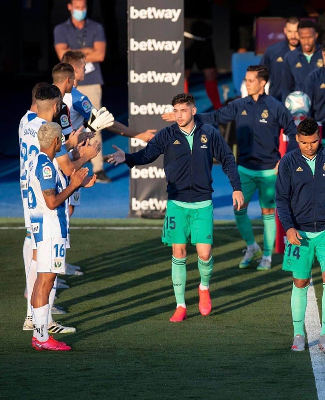 フェデリコ・バルベルデさんのインスタグラム写真 - (フェデリコ・バルベルデInstagram)「Ha terminado @laliga y ahora toca descansar en familia y preparar lo que se viene #UCL  #HalaMadrid #34」7月20日 8時46分 - fedevalverde