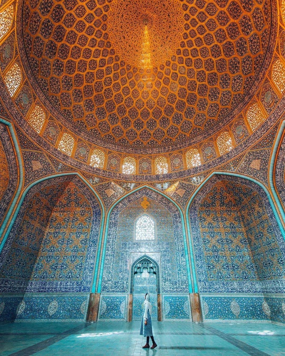 BEAUTIFUL DESTINATIONSさんのインスタグラム写真 - (BEAUTIFUL DESTINATIONSInstagram)「We are just speechless over the amazing architecture and art here! 💙 Tag a friend who'd appreciate this beauty! (📸: @thediaryofanomad 📍: Esfahan, Iran)」7月20日 9時00分 - beautifuldestinations