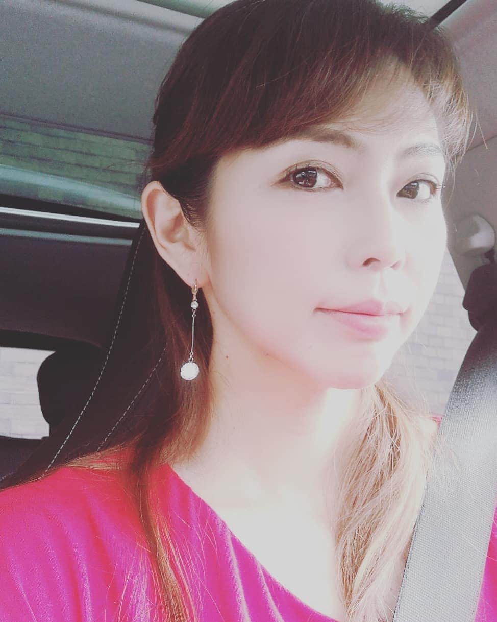 のインスタグラム：「おはよー。Buongiorno! 朝一から久々運転したー！ 眠いけどー。 さあ、一週間がんまりましょー。#おはよう　#buongiorno 　#goodmorning 　#珍しく朝から運転　#一週間頑張ろう #赤は元気が出る」
