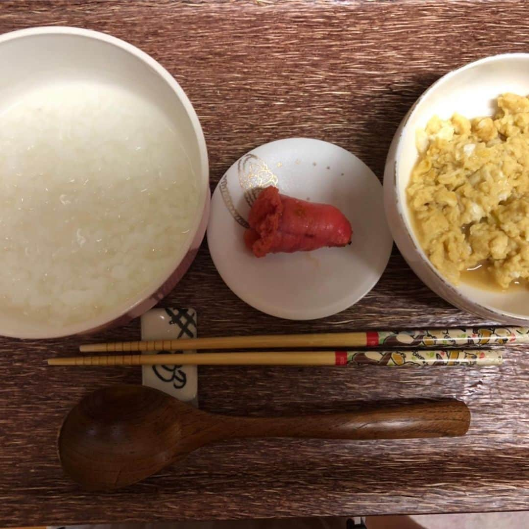 モモコさんのインスタグラム写真 - (モモコInstagram)「あんまりよーさん食べたらあかん日のご飯。 あかんと言いながら、うどんと鯖鮨。ホンマはラーメンに合うねんなぁ😊 和歌山ラーメンでよく食べた❗️懐かしい❗️  別日には、おかゆとナタネとたらこ。 完食‼️  明日は、CBCのチャントに出演します。 東海地方の皆様、見てね〜😊 ○7/21(火)CBC「チャント！」15:49〜  そして、昨日配信のYouTubeは、次男の為に作った朝ご飯です。 まだ、観られてない方、是非観てね〜💕 チャンネル登録もよろしくお願いします🙏🏼  #ハイヒールモモコ #👠 #👠🍑 #CHANEL #シャネラー #グルメ #アメブロ #YouTube #モモコ新聞 #ごはん」7月20日 8時58分 - highheel_momoko