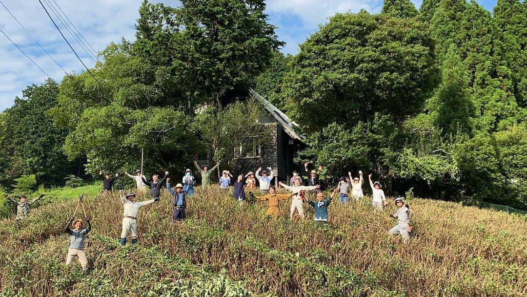河瀬直美さんのインスタグラム写真 - (河瀬直美Instagram)「14年前、奈良市東部山間地、田原地区で撮影しカンヌでグランプリをいただいた『殯の森』は、美しい茶畑がもうひとつの主人公でした。  さて…担い手がおらず、あの美しい茶畑の風景が失われていたところに、有志が集まり手入れをしました！  来年ここになら国際映画祭主催でgrandVoyageアフリカと題して、皆さんに来ていただくまでに、あの里山を復活させたい！  そんな想いが集まって、成し遂げましたぁ〜半端ない達成感です^_^みんな、ありがとね✨  Filmed in the Tawara district in the mountains of eastern Nara City 14 years ago, The Mourning Forest later won the Grand Prix at the Cannes Film Festival, and one of its main characters was this beautiful tea field.   But...without anyone to look after it, it looked like that beautiful tea field might be lost, so some of us volunteers came together and started taking care of it!  I want to revive this mountain by the time everyone comes for NIFF’s grandVoyage Africa next year!  It was with those kinds of thoughts that we all came together and made it happen! A real sense of accomplishment ^_^ Thanks, everyone ✨  #動画はわたし #庭師パワー全開 #よみがれ #なら国際映画祭 #殯の森」7月20日 9時06分 - naomi.kawase