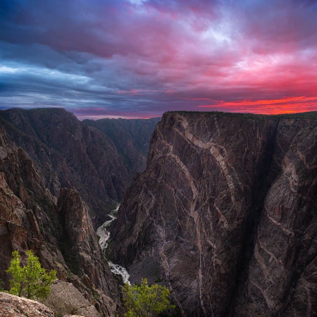 アメリカ内務省さんのインスタグラム写真 - (アメリカ内務省Instagram)「2,250 feet down, at the base of the Painted Wall -- the tallest cliff in #Colorado -- the Gunnison River thunders through Black Canyon of the Gunnison National Park. You can actually hear the river roaring from the canyon rim. Several trails and overlooks along the rim offer stunning views of dramatic drops and the distant river. There are no maintained or marked trails into the inner canyon. Routes are difficult to follow, and only individuals in excellent physical condition should attempt these hikes. Breathtaking sunset photo @BlackCanyonNPS by Claire Codling (www.sharetheexperience.org). #BlackCanyon #NationalPark #RecreateResponsibly #usinterior」7月20日 0時15分 - usinterior