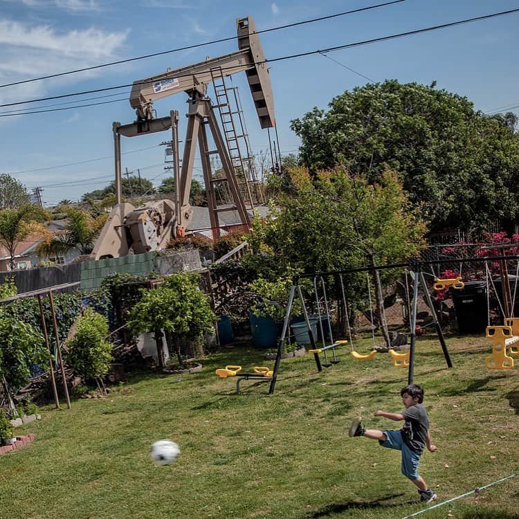ボニー・ライトのインスタグラム：「of the 1.8million californians living near oil drilling sites with heavily polluted air, 92% are communities of color. this air pollution can cause respiratory illness and cancer. say hello to ENVIRONMENTAL RACISM. i’ve met people of all ages who have been directly affected by living close to these facilities in los angeles. this week the state have the chance to use the power of policy to put people before profit. the california senate will be considering AB 345, a bill that would enforce distance between drilling sites and homes and community buildings. please share this, make noise, use the tags #YESonAB345 #NOdrillingwherewereliving if i find other ways to communicate with senators directly i’ll share in my stories.  @janefonda wrote an op-ed with south LA resident don martin, i’ve linked in my bio」
