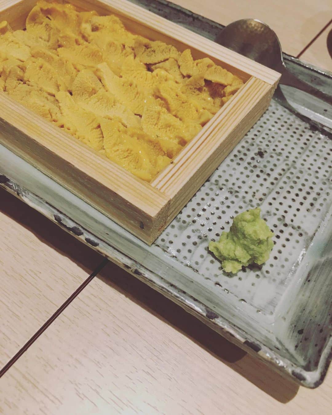 猫沢エミさんのインスタグラム写真 - (猫沢エミInstagram)「アマビエ皿で、まぼろしの箱雲丹を食べたら、コロナなんか絶対にかからないっていうおまじナイト♡  からすみ餅も。  おとなになるって、いいよね。  #猫沢銘店」7月20日 0時28分 - necozawaemi