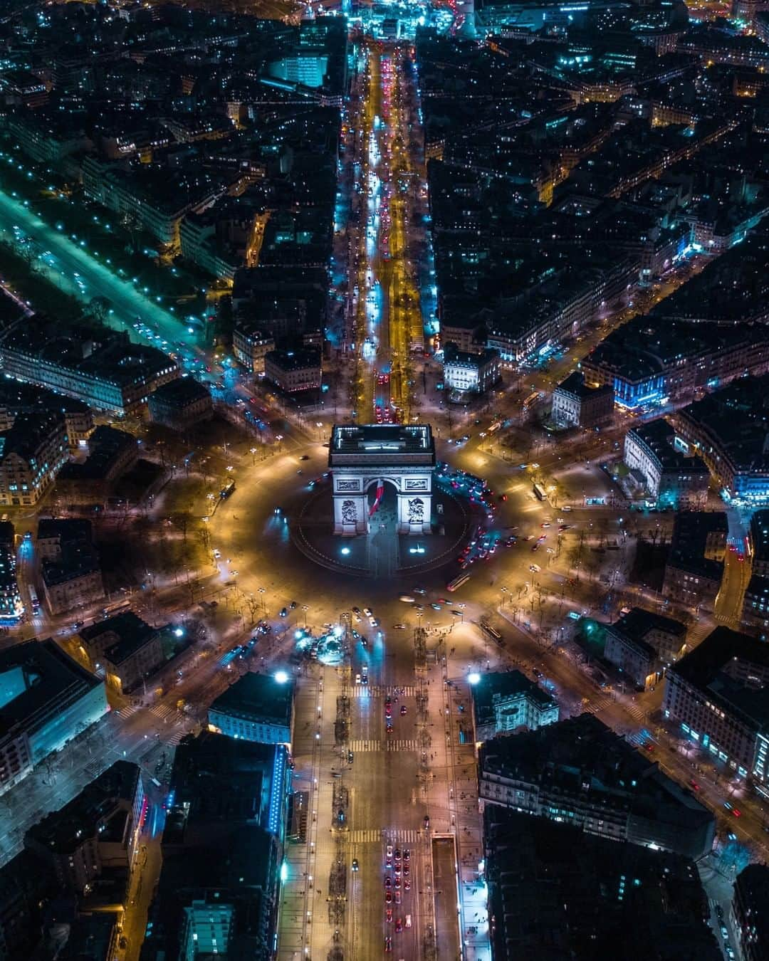 Discoveryさんのインスタグラム写真 - (DiscoveryInstagram)「The Arc de Triomphe stands in the middle of a dodecagonal configuration with twelve avenues radiating out and is one of the most famous landmarks in Paris, France. See photos of more incredible places in France at Discovery.com/ParisPhotos   #paris #france #arcdetriomphe #cityscape #photography #nightphotography #french #potd #sundayfunday」7月20日 0時31分 - discovery