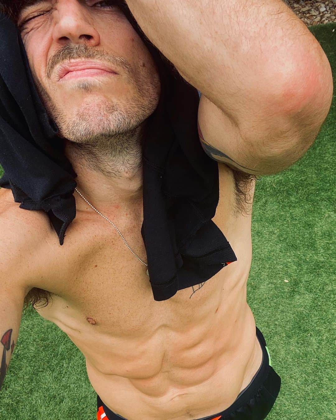 サム・クラフリンのインスタグラム：「Sunday Runday」