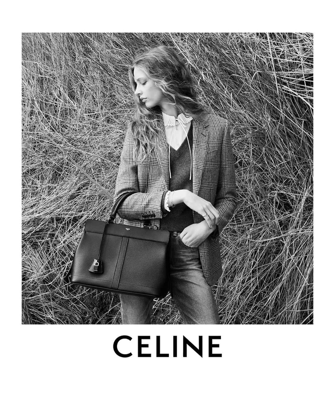 Celineさんのインスタグラム写真 - (CelineInstagram)「CELINE CABAS DE FRANCE THE NEW ESSENTIAL BAG  AVAILABLE IN STORE AND AT CELINE.COM SEPTEMBER 2020   ANNA FRANCESCA PHOTOGRAPHED BY @HEDISLIMANE IN SAINT-TROPEZ IN NOVEMBER 2019   #CELINEBYHEDISLIMANE」7月20日 0時37分 - celine