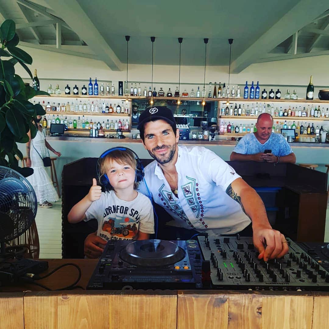 ハイメ・アルグエルスアリのインスタグラム：「Happy birthday to my beautiful and lovely nephew Leon. He s 5 today and has a great taste for music! We played a killer b2b set for @welcometoabracadabra :)✌🏿🌹🌹🌹 #kids #musicforkids #musiceducation」