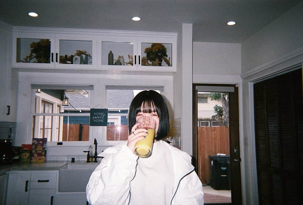 吉田凜音のインスタグラム：「とりあえずオレンジジュースだよね🧡」