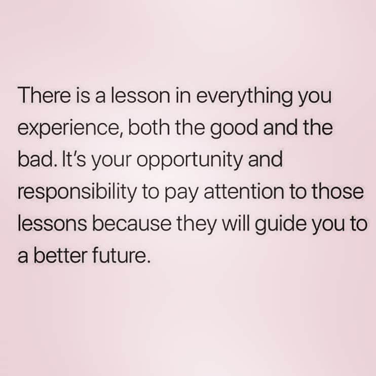 ミーナ・スヴァーリのインスタグラム：「Keywords: Opportunity and Responsibility 👌🏼 Be open to change. Allow yourself to become vulnerable, in order to do so. The Universe will always guide you. ✨ #QuotesILove #SoulSunday」
