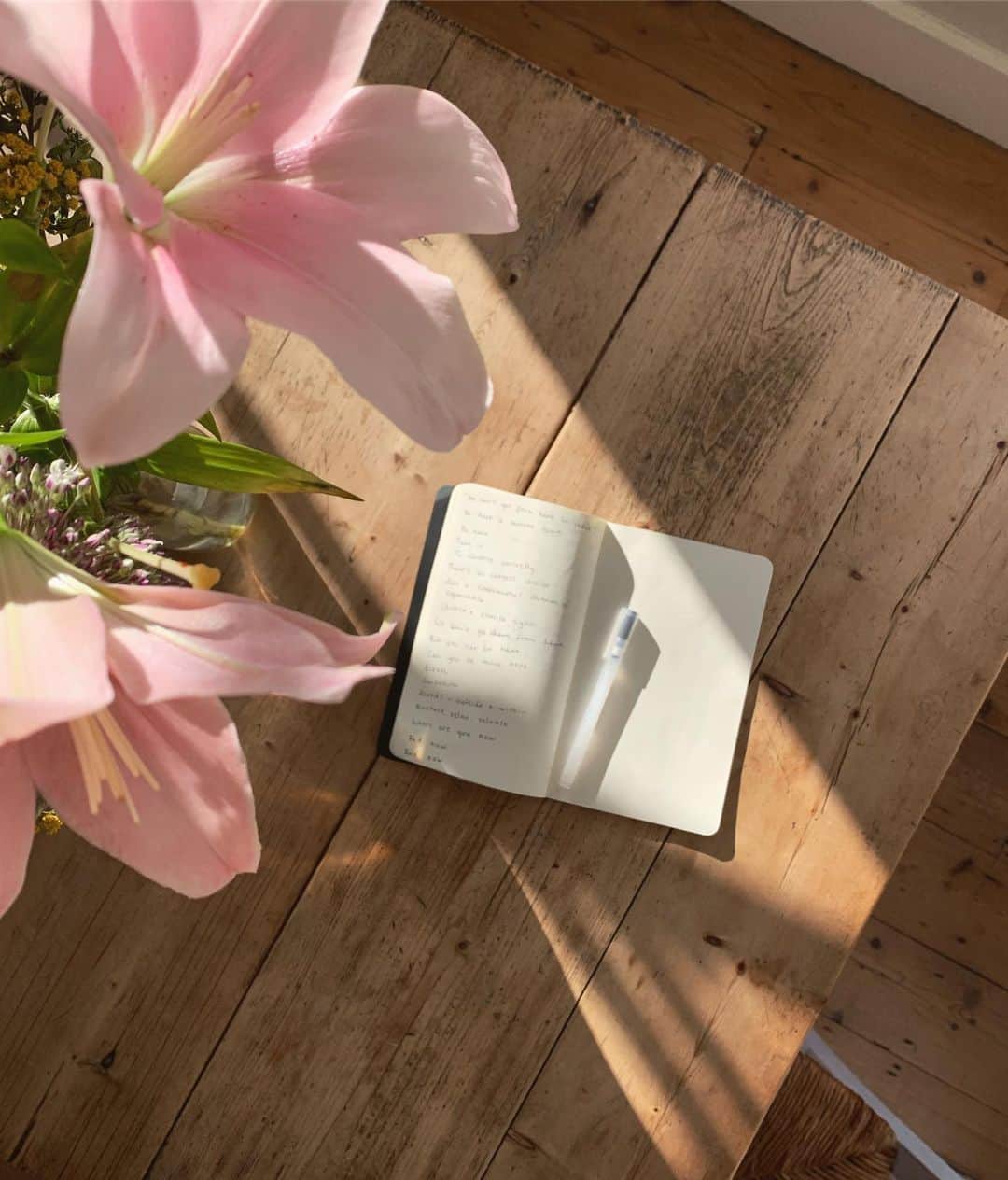 Amelia Zadroのインスタグラム：「I’ve been learning about yin yoga over the last 5 weeks w @yogawithnorman & @theshalalondon  Our YTT finished today and I’m feeling grateful, deeply rested & here. In a world focused on outcome, actions & productivity, I think most of us could benefit from a bit more yin..  If you’re craving more nurture, slowness and space in body & mind, give it a try :) Recommending - Norman Blair, Paul Grilley, Sarah Powers & Ben Wolff(for breath work magic)」