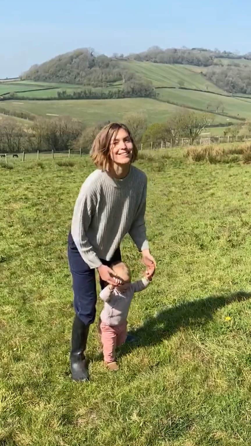 のインスタグラム：「Here’s a throwback to my Farm Diary during lockdown, this was 6 weeks into living on a farm during lockdown. It was truly one of the best adventures we’ve had as a family. Having lived in a city for so long, it was amazing to see the kids running around in the open space and fresh air, playing with the animals and surrounded by the healthiest produce you can ever find. Seeing first hand how hard farmers work to raise crops and look after the animals is a beautiful and eye-opening experience, and it has given me a much greater appreciation for every single meal. With staycations on the rise, I HIGHLY recommend everybody goes and visits a farm, even if it’s just for a day. 👩‍🌾」
